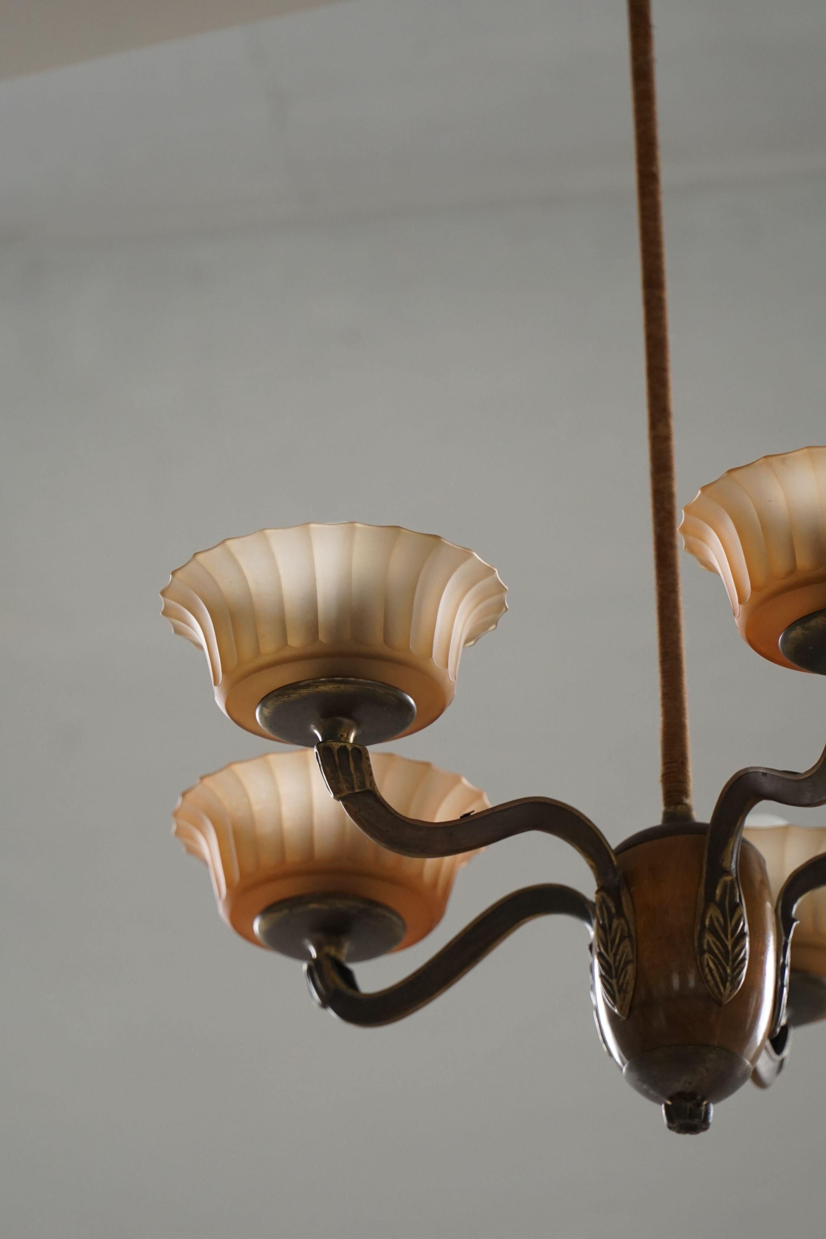 Araña Paavo Tynell '1383/5' de latón, madera y cristal ámbar para Taito, años 30 en venta 6