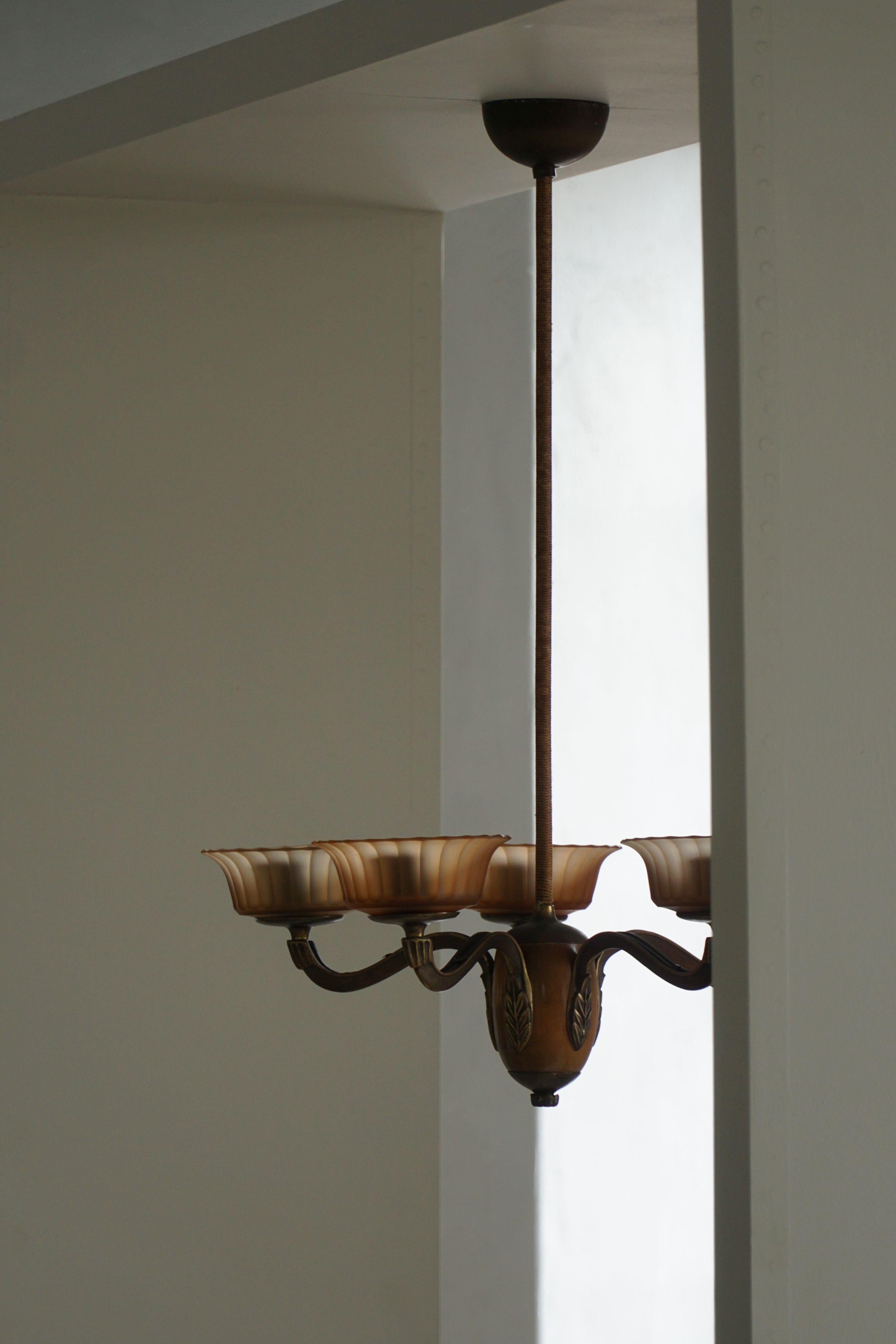 Araña Paavo Tynell '1383/5' de latón, madera y cristal ámbar para Taito, años 30 en venta 8
