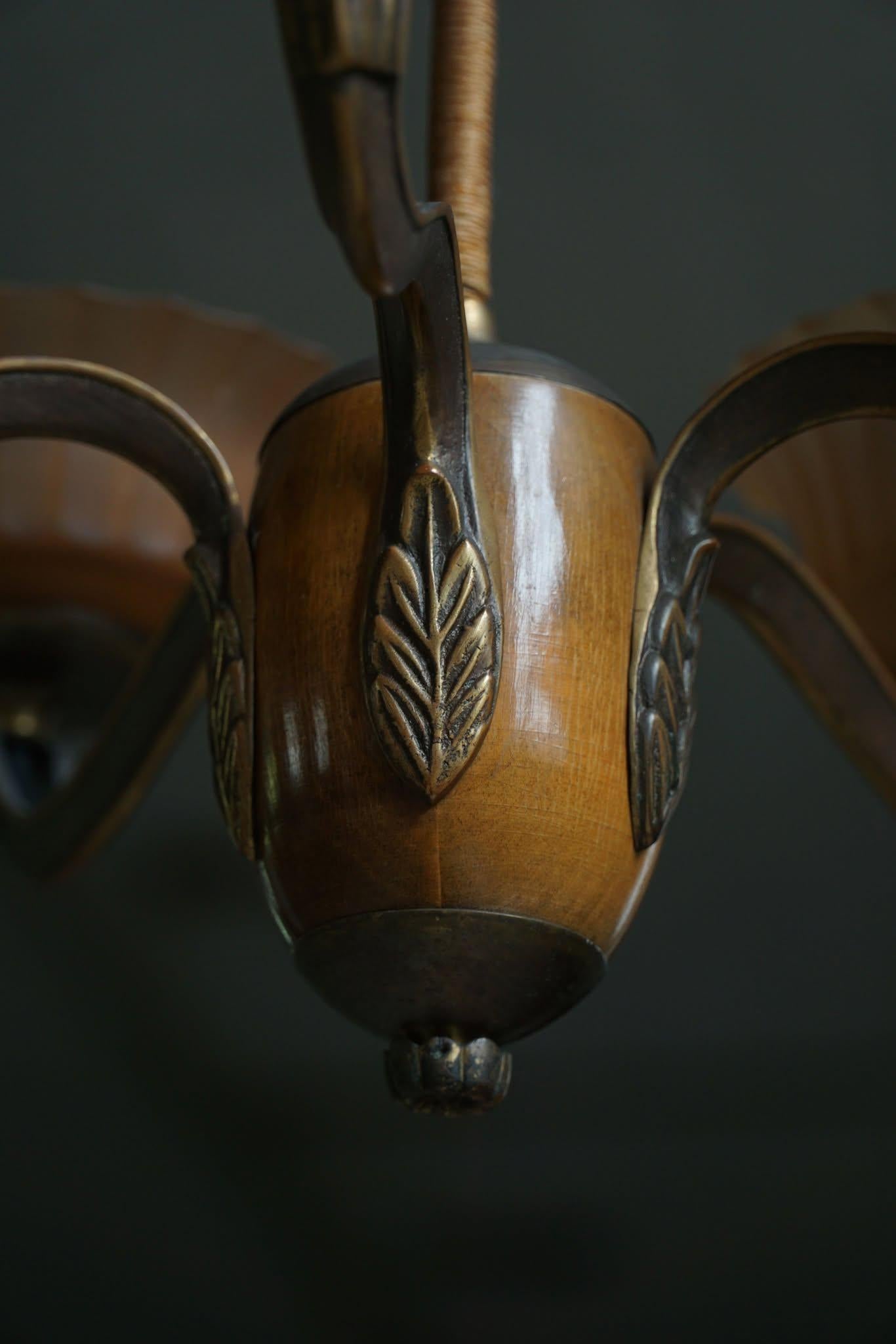 Araña Paavo Tynell '1383/5' de latón, madera y cristal ámbar para Taito, años 30 en venta 9