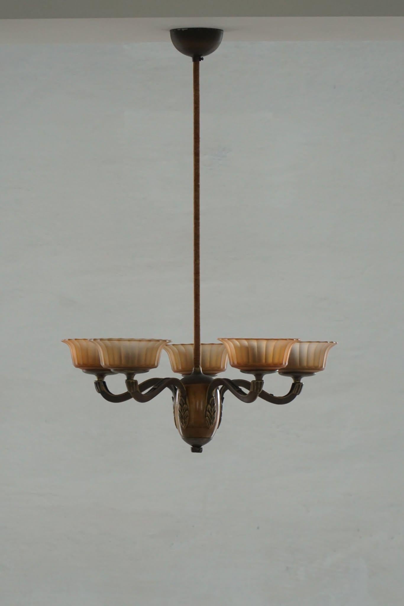 Araña Paavo Tynell '1383/5' de latón, madera y cristal ámbar para Taito, años 30 en venta 10