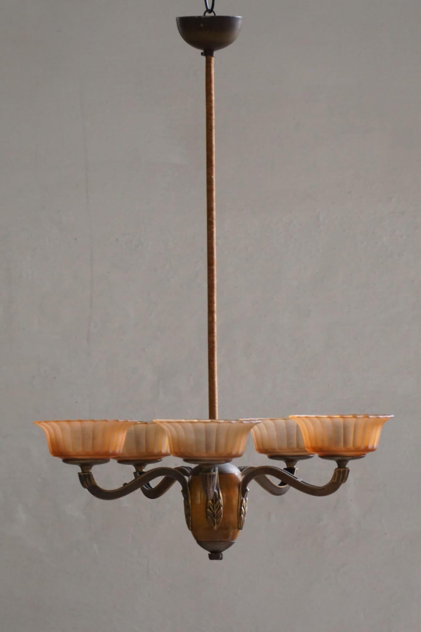 Araña Paavo Tynell '1383/5' de latón, madera y cristal ámbar para Taito, años 30 en venta 11