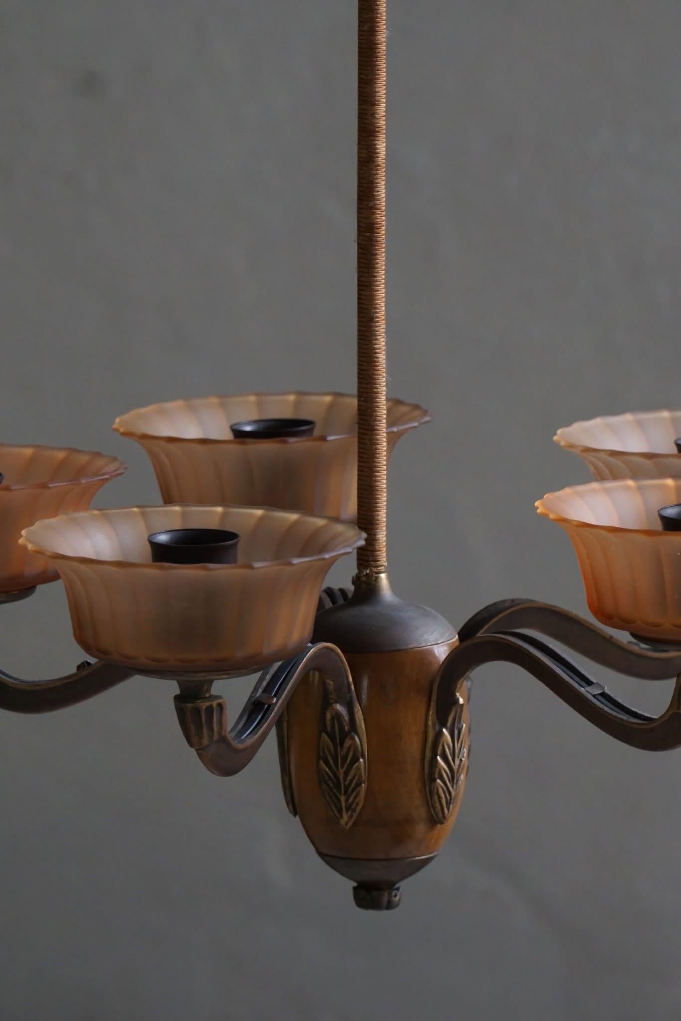 Araña Paavo Tynell '1383/5' de latón, madera y cristal ámbar para Taito, años 30 Finlandés en venta