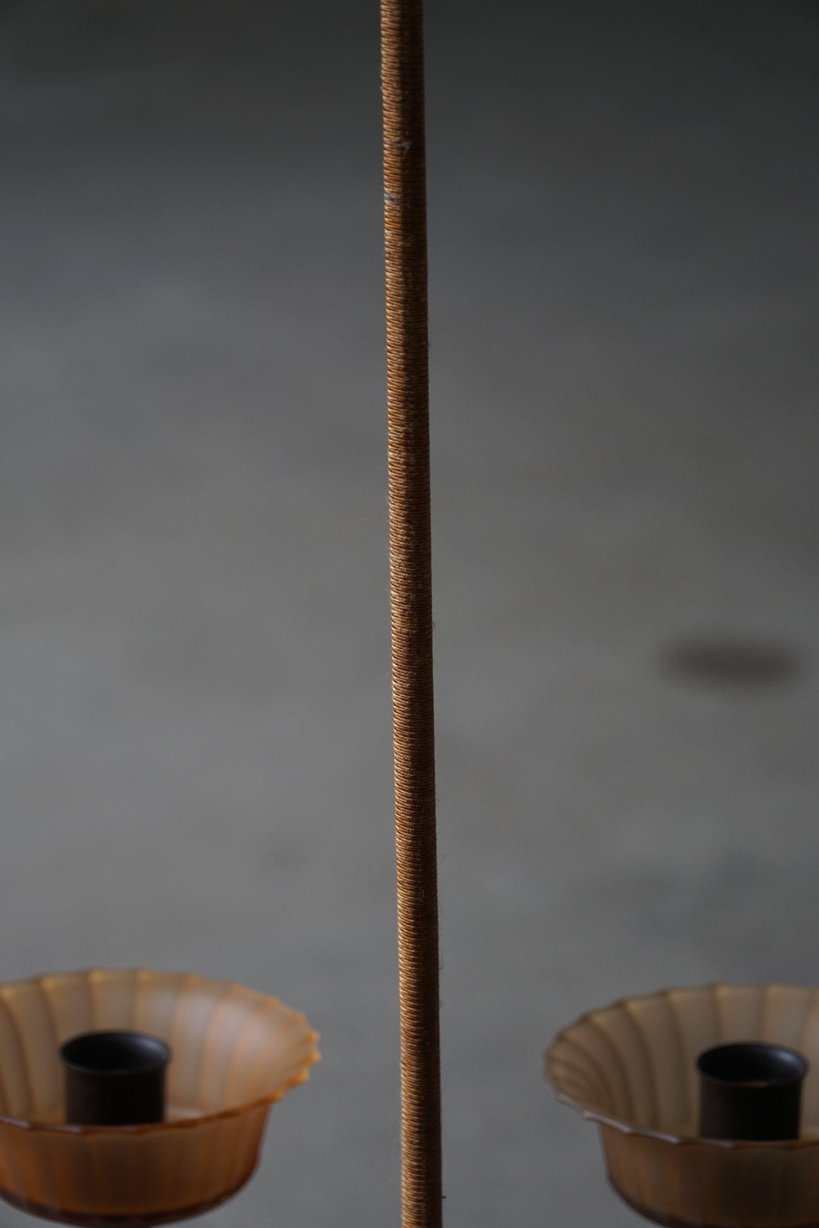 Araña Paavo Tynell '1383/5' de latón, madera y cristal ámbar para Taito, años 30 Latón en venta