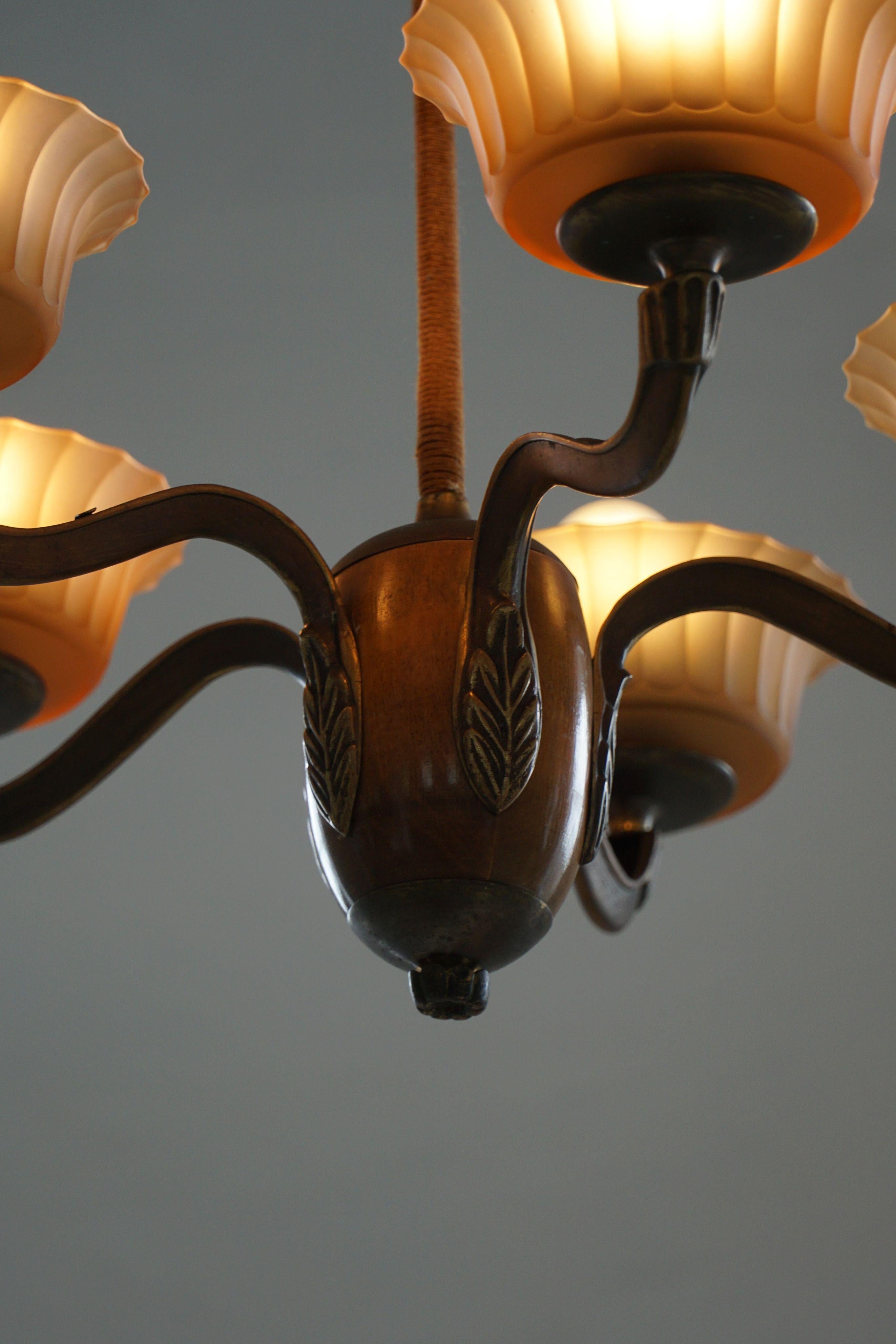 Araña Paavo Tynell '1383/5' de latón, madera y cristal ámbar para Taito, años 30 en venta 2