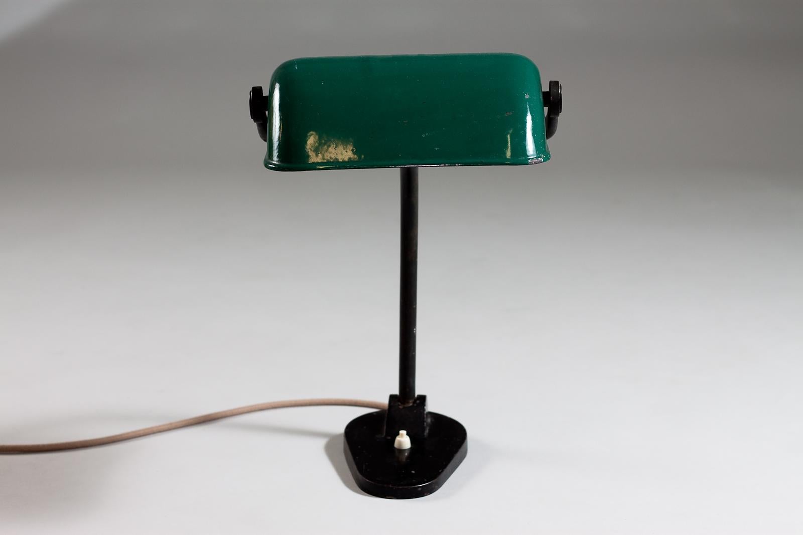 Remontez le temps avec cette superbe lampe de table des années 1930 du célèbre designer finlandais Paavo Tynell. Cette lampe exquise a été produite pour Taito Oy, l'un des premiers pionniers des producteurs d'éclairage finlandais. La silhouette