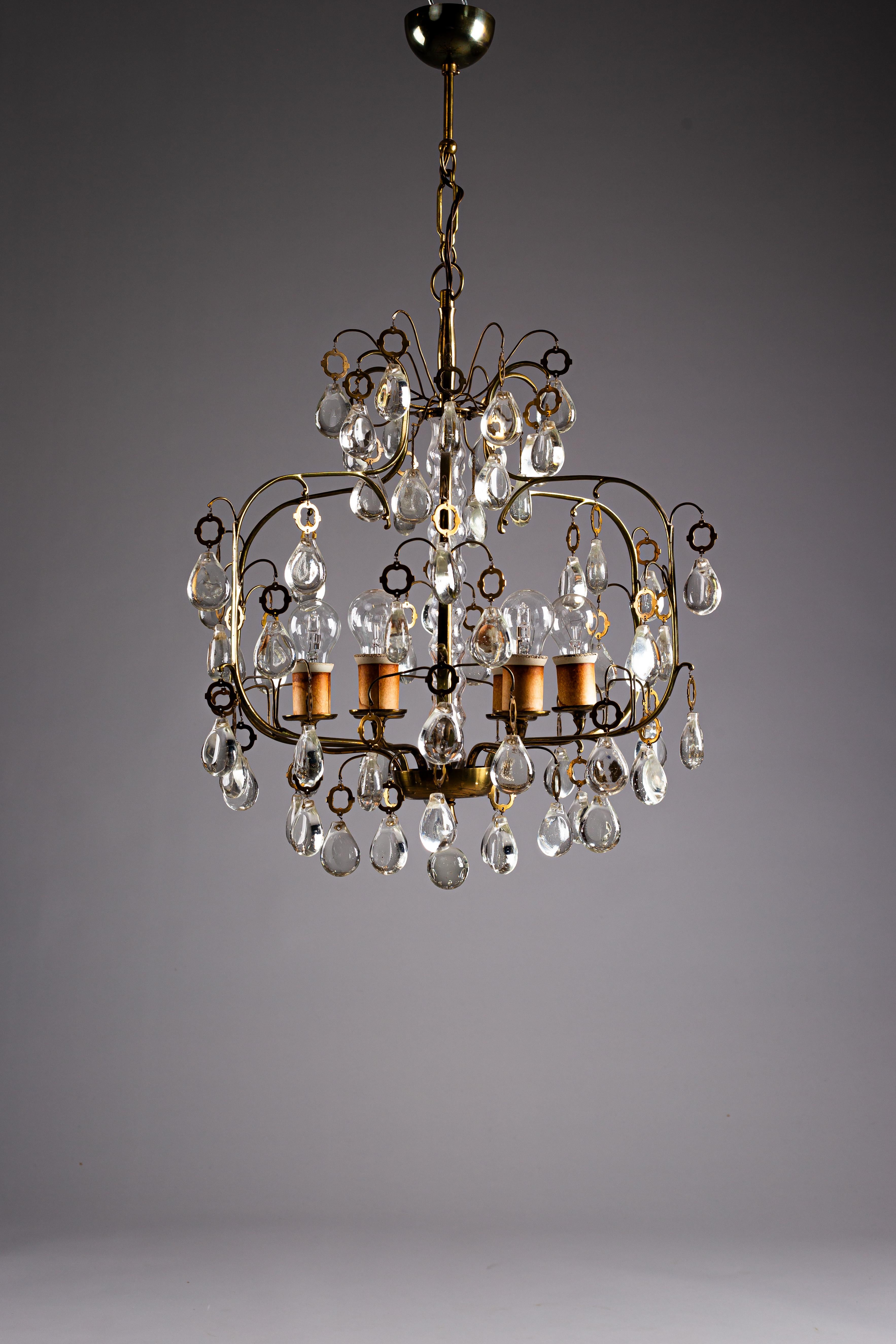 Ilumina tu casa con la elegancia atemporal de la lámpara de latón de los años 40 1487 de Paavo Tynell, fabricada en exclusiva para Taito Oy. Irradiando la sofisticación del diseño moderno escandinavo, esta lámpara de araña ostenta bellos detalles de