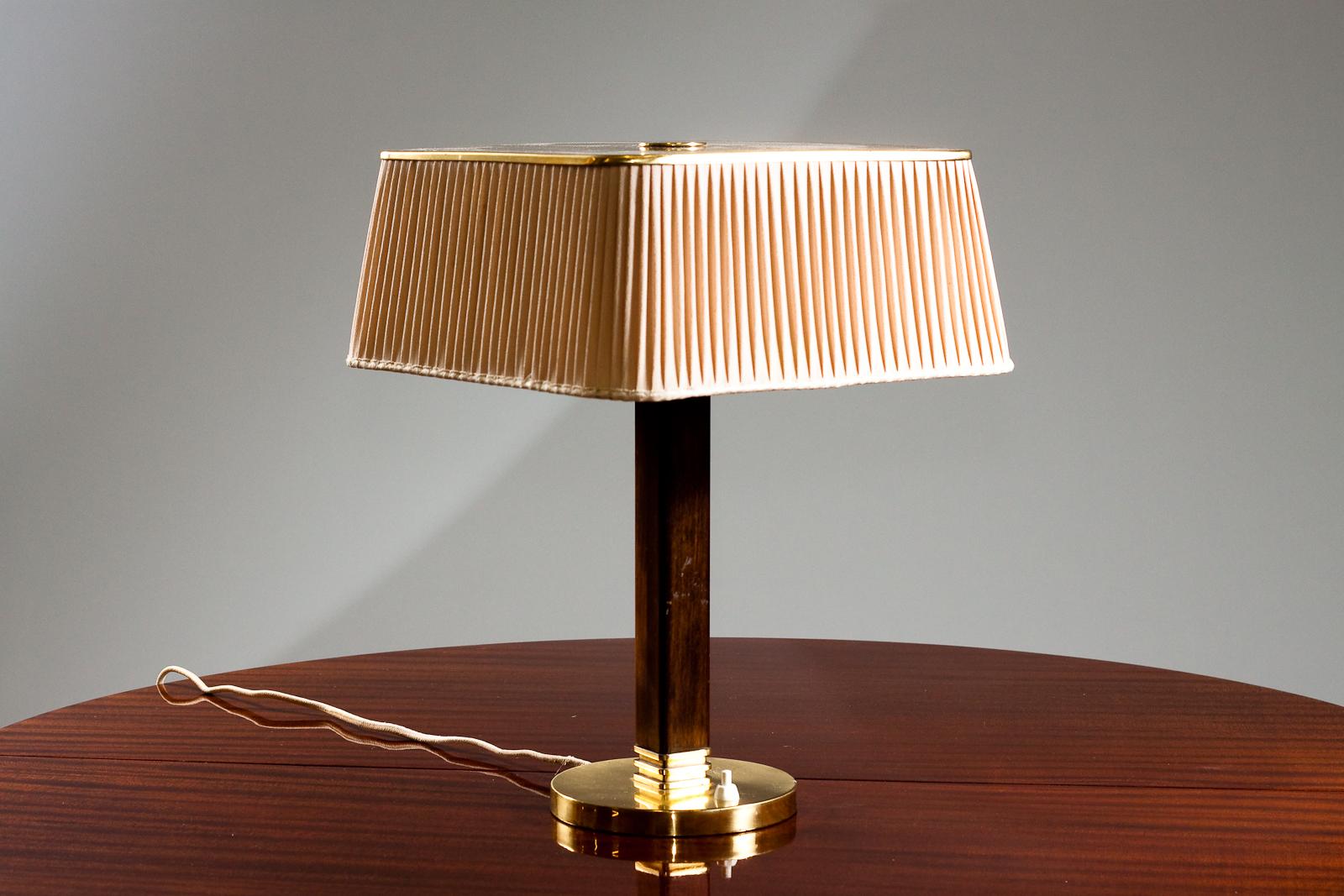 Paavo Tynell, 1940's brass desk lamp, model 5066 for TAITO Oy, Finland For Sale 3