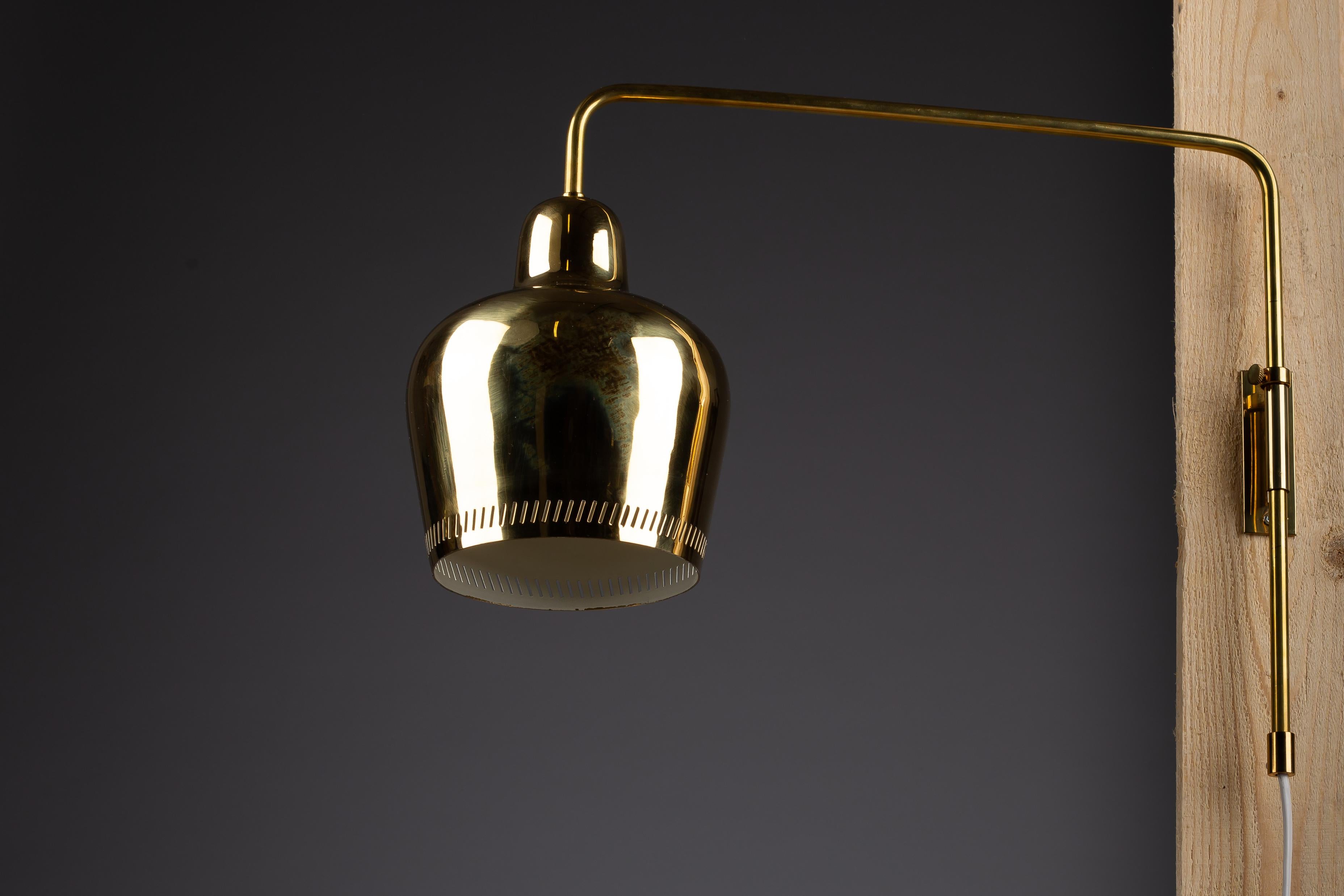 Paavo Tynell, lampada da parete in ottone del 1940 1699 per Taito Oy in vendita 3