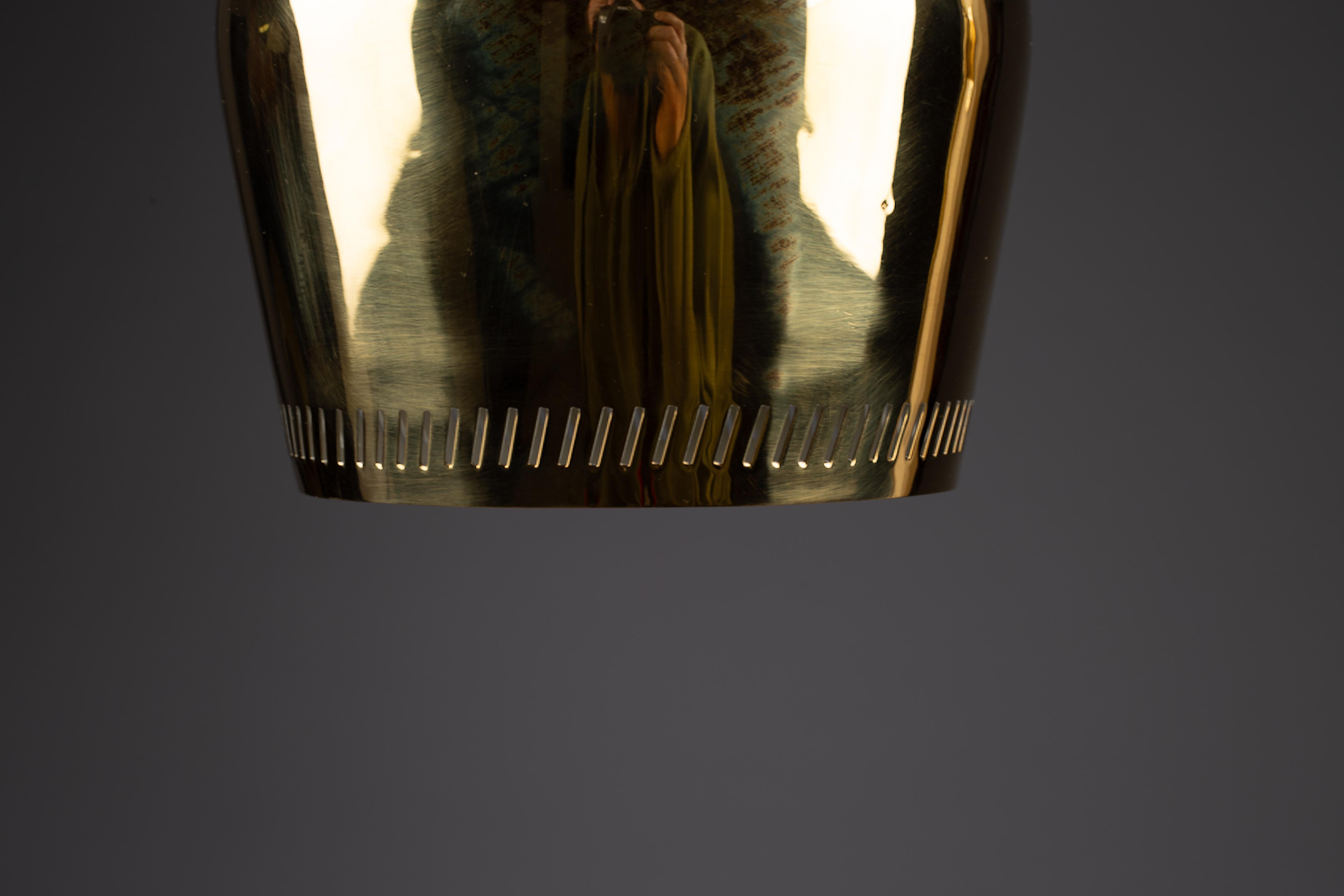 Paavo Tynell, lampada da parete in ottone del 1940 1699 per Taito Oy in vendita 4