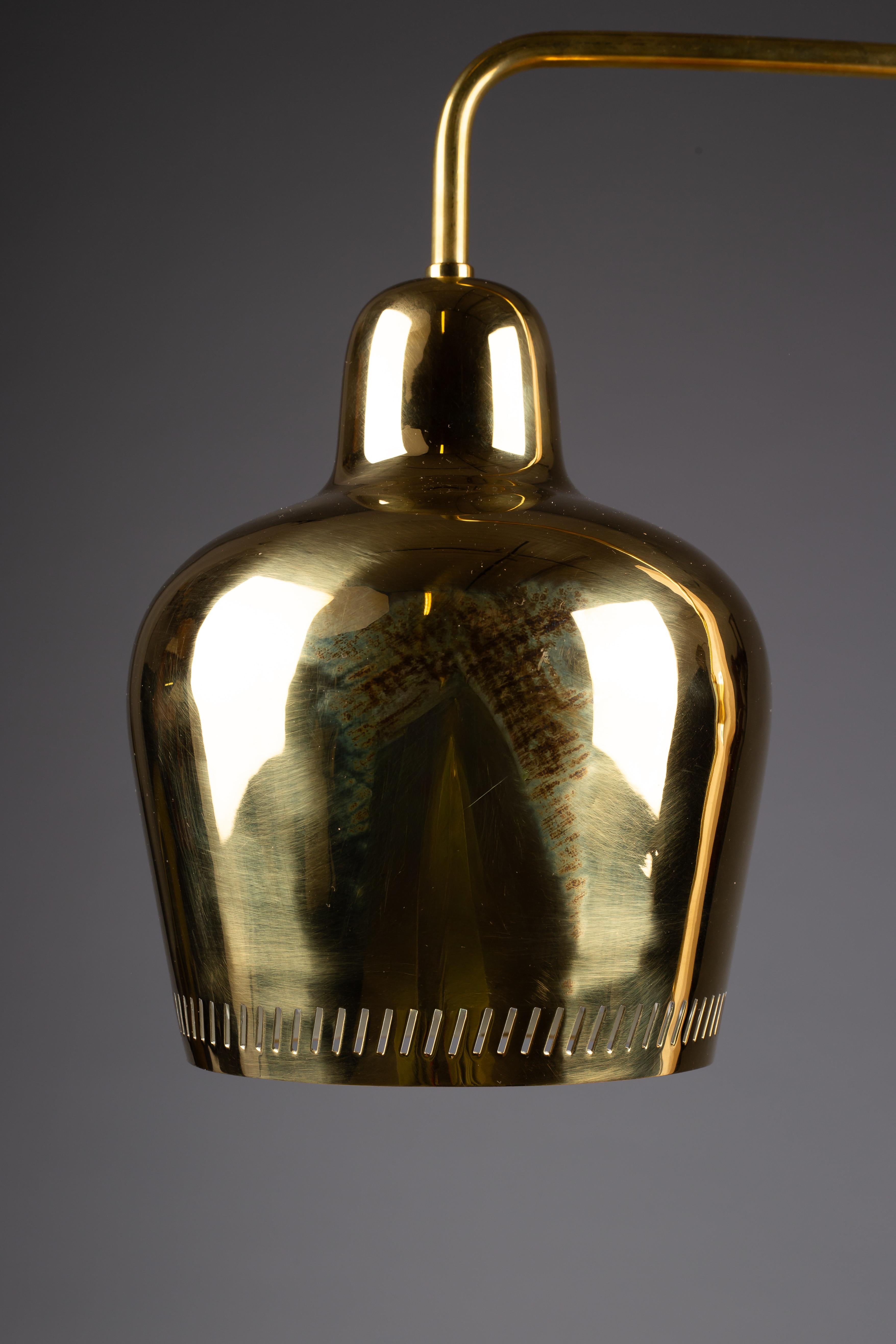 Mid-Century moderno Paavo Tynell, lampada da parete in ottone del 1940 1699 per Taito Oy in vendita