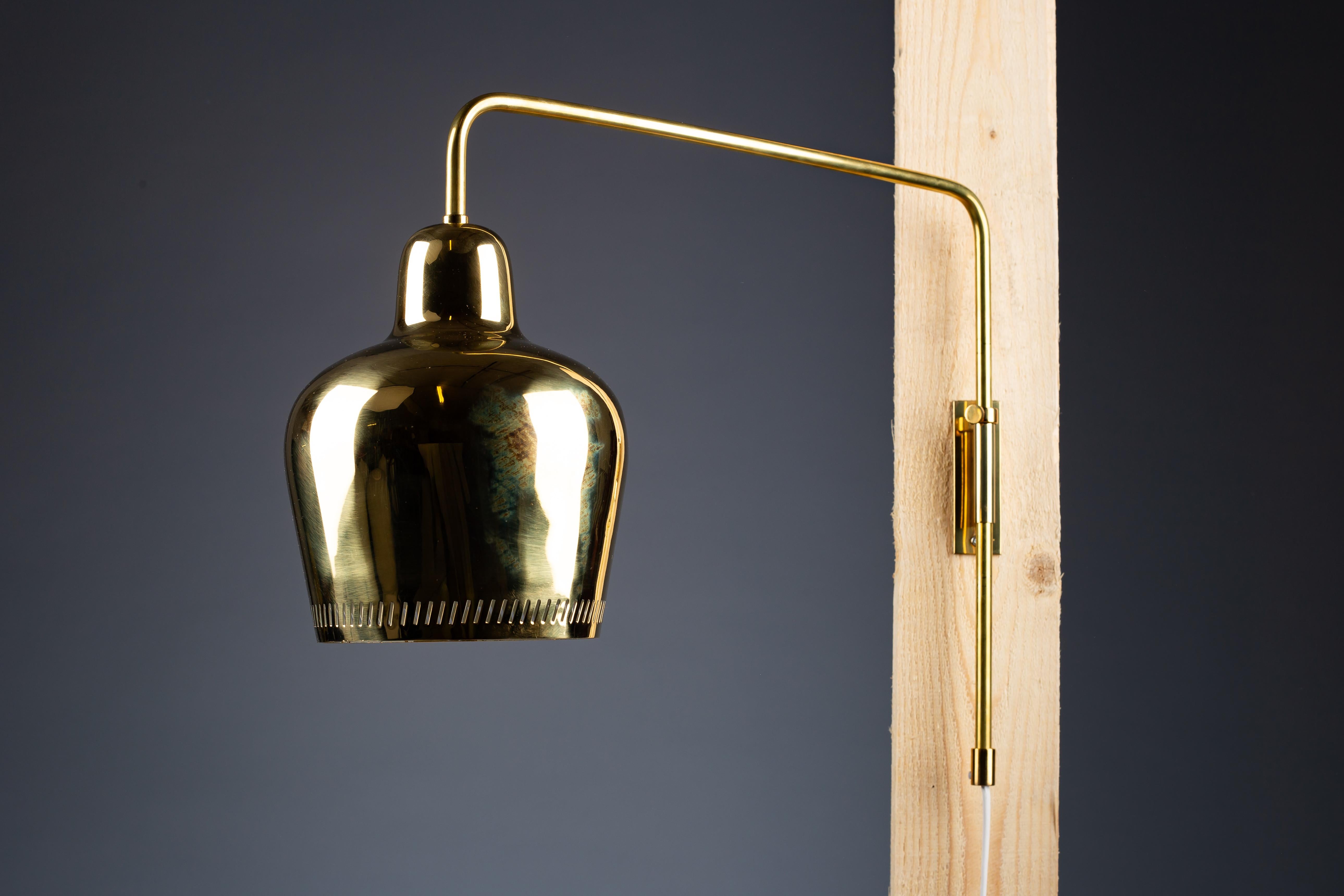 Finlandese Paavo Tynell, lampada da parete in ottone del 1940 1699 per Taito Oy in vendita