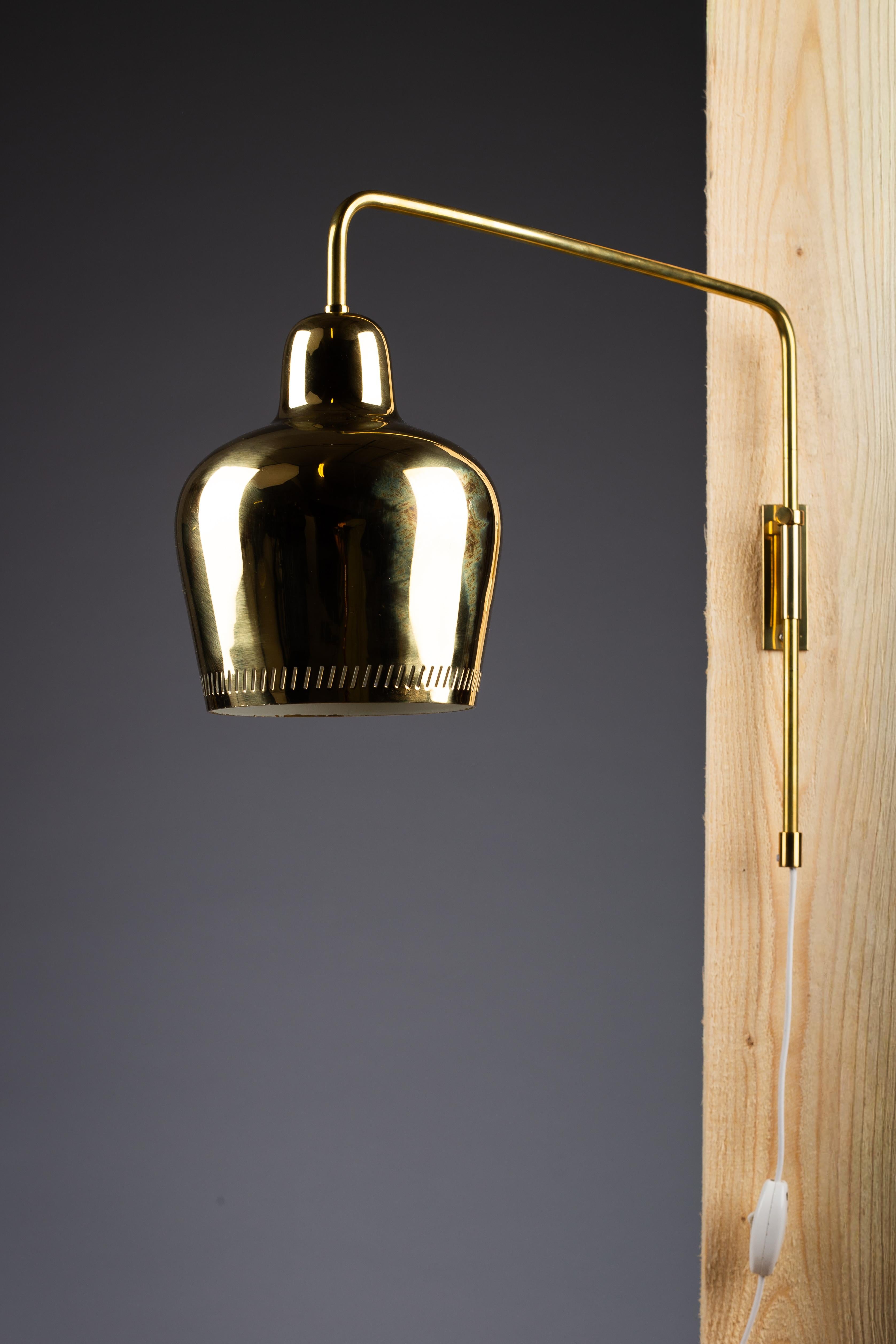 Paavo Tynell, lampada da parete in ottone del 1940 1699 per Taito Oy In condizioni buone in vendita a Turku, Varsinais-Suomi