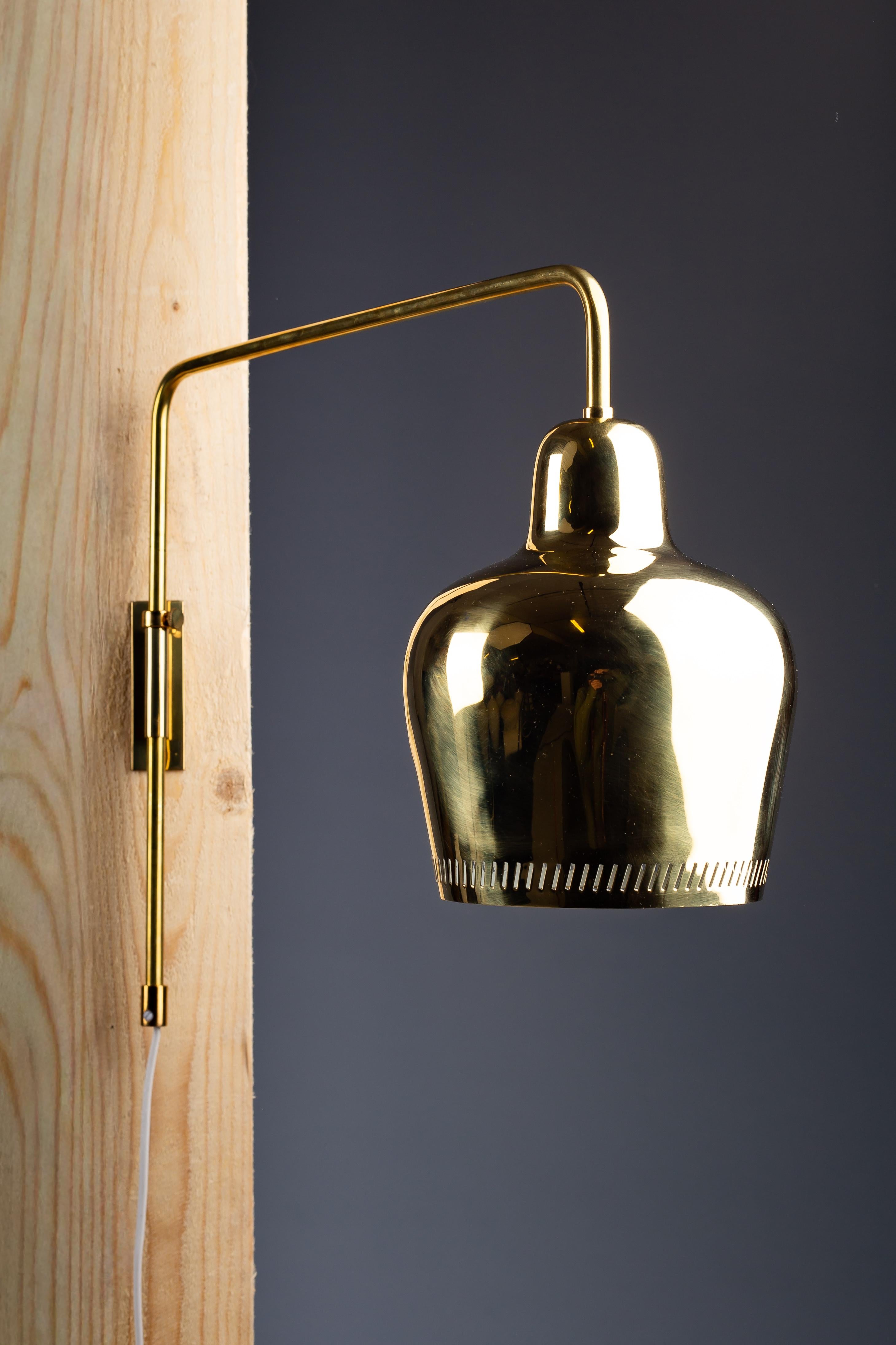 XX secolo Paavo Tynell, lampada da parete in ottone del 1940 1699 per Taito Oy in vendita