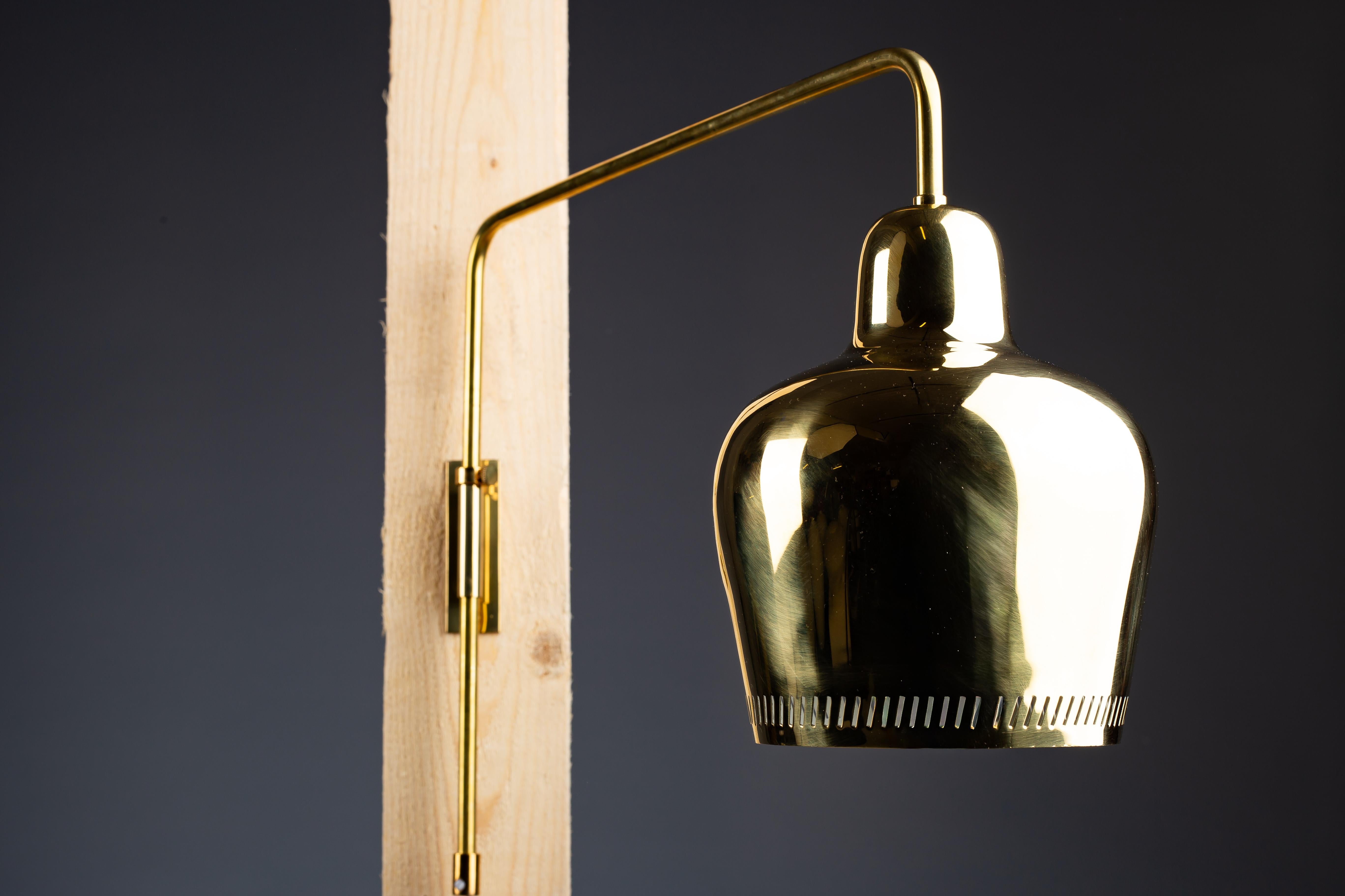 Ottone Paavo Tynell, lampada da parete in ottone del 1940 1699 per Taito Oy in vendita