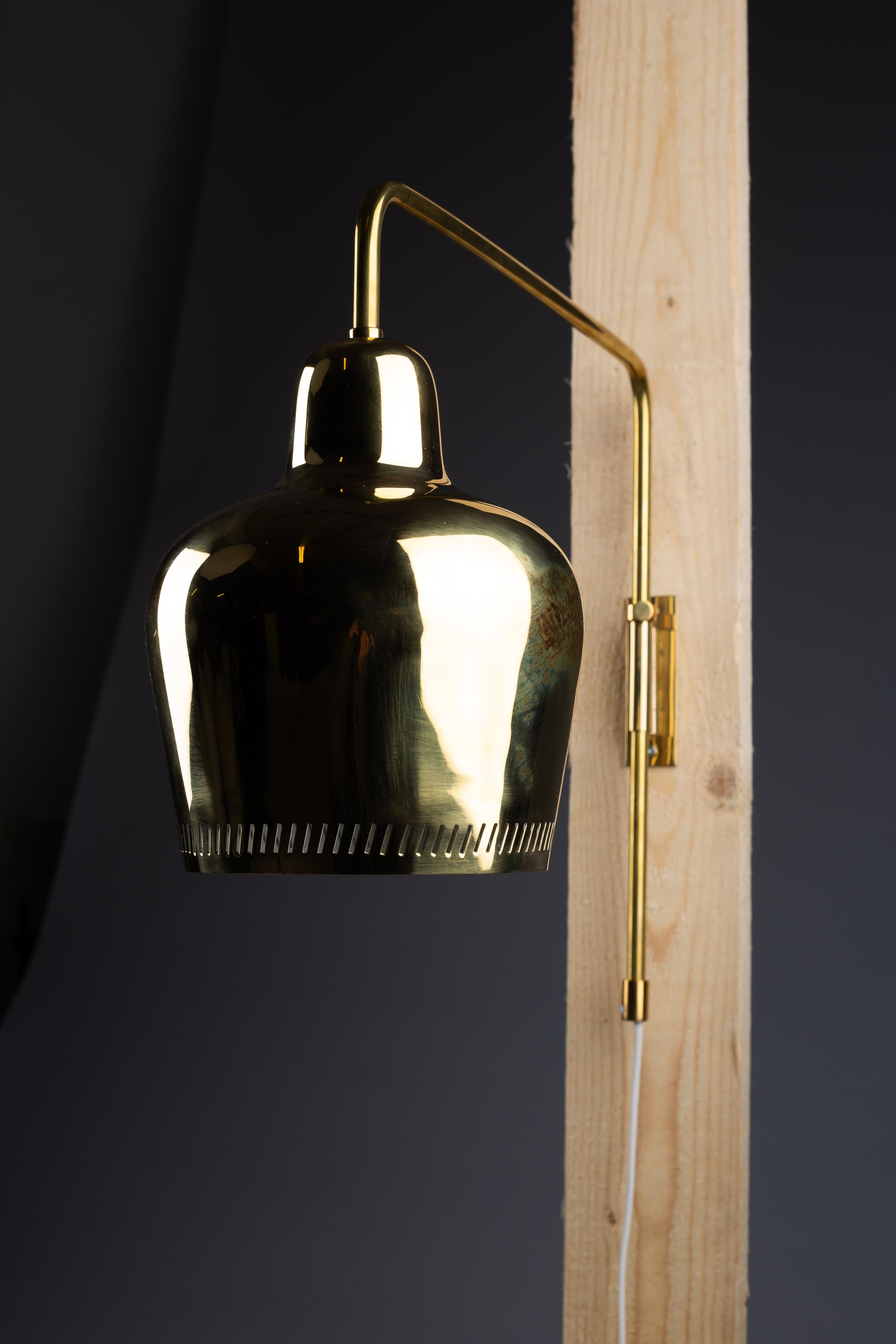 Paavo Tynell, lampada da parete in ottone del 1940 1699 per Taito Oy in vendita 2