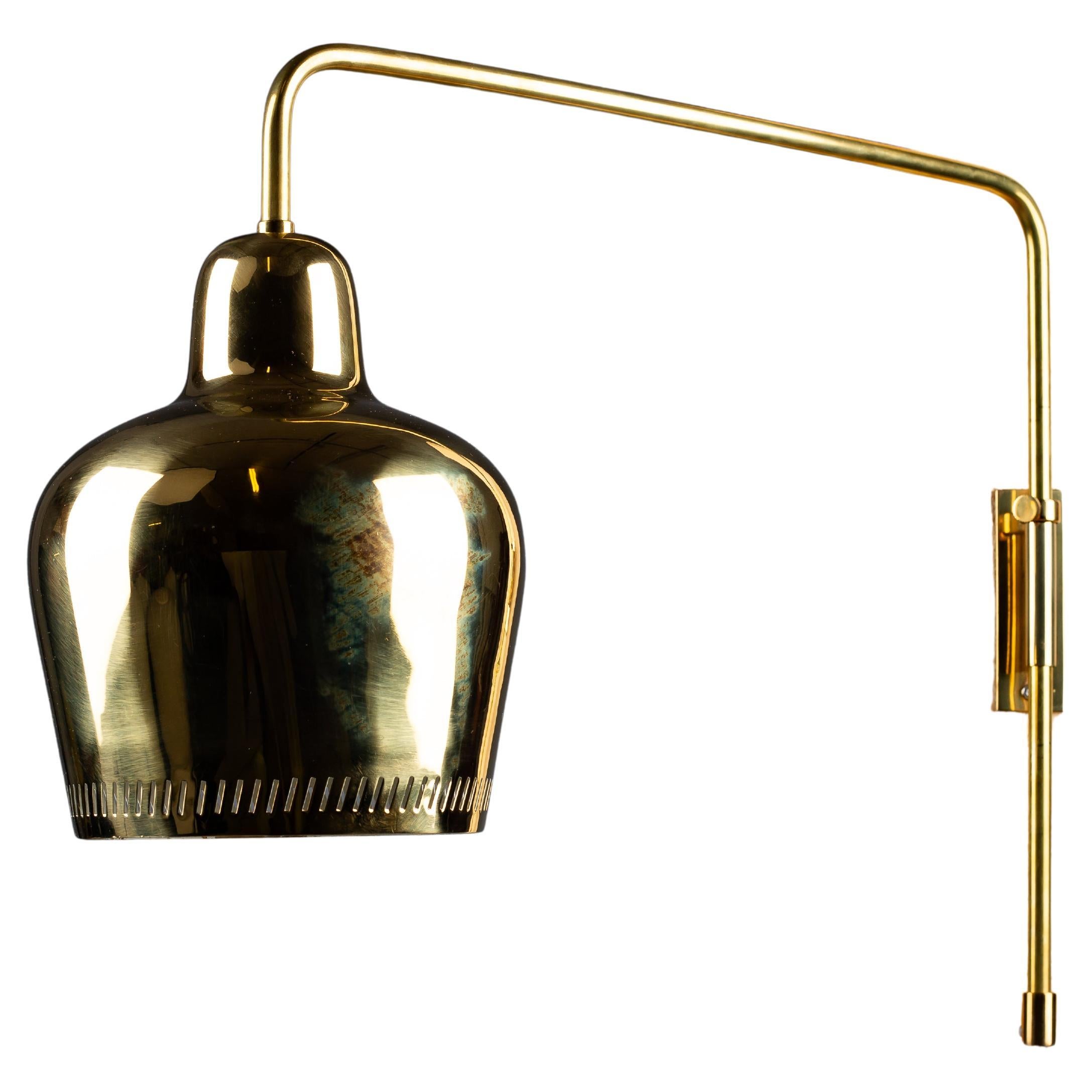 Paavo Tynell, lampada da parete in ottone del 1940 1699 per Taito Oy