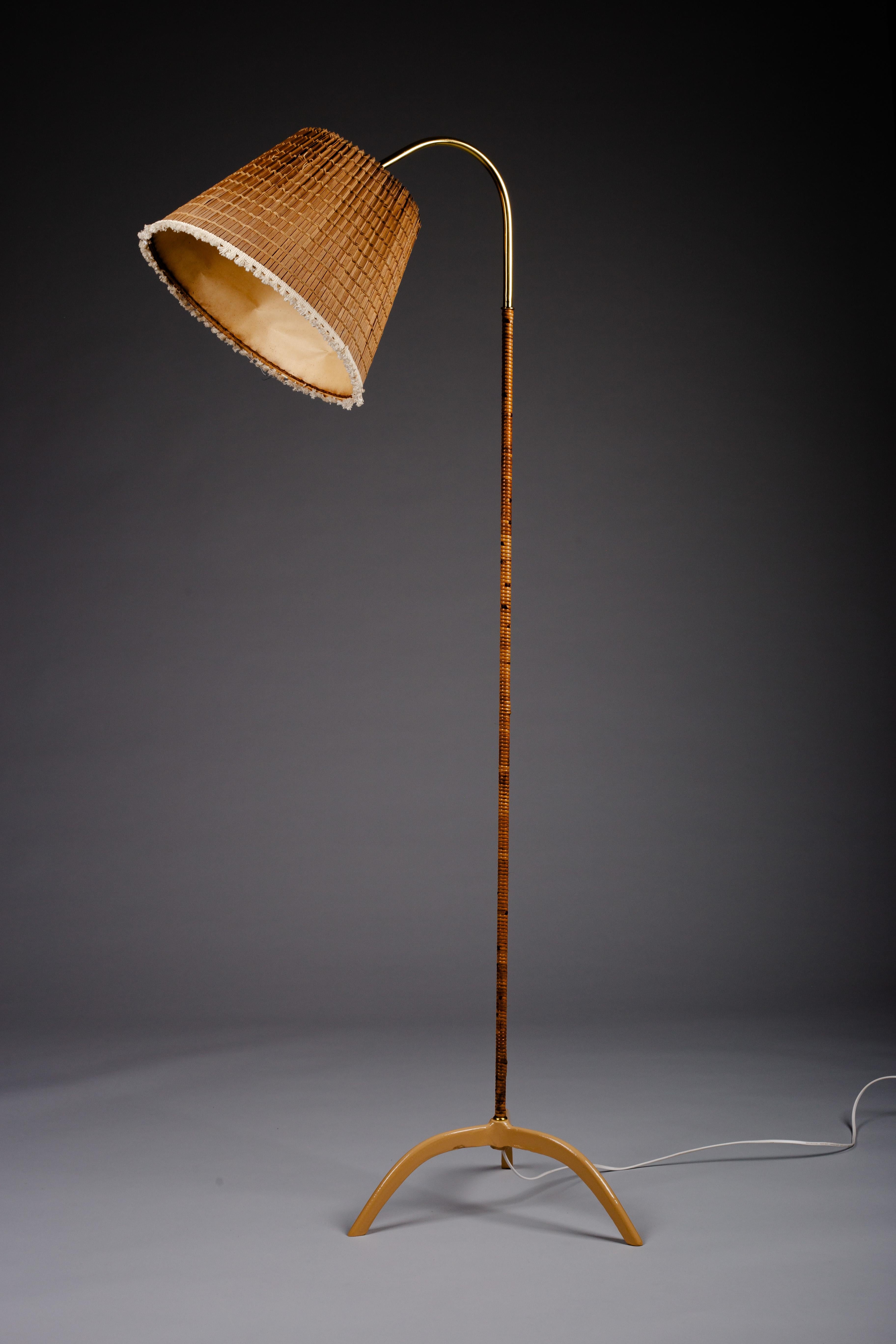 Découvrez la quintessence du design vintage scandinave avec la première version du lampadaire modèle 9609 de Paavo Tynell pour Taito/One. Ce joyau des années 1940 séduit par ses lignes élégantes et sa fabrication intemporelle, ce qui en fait une