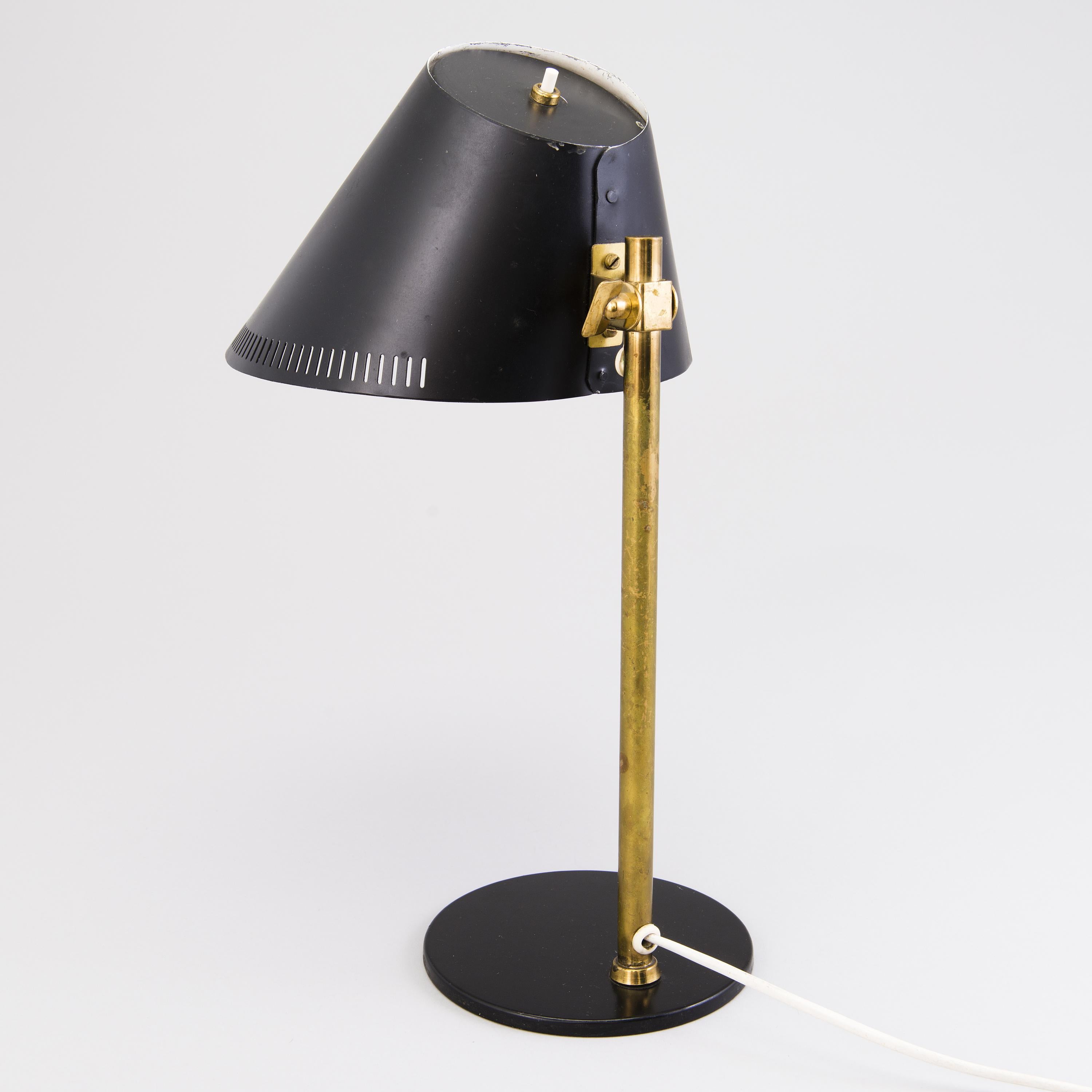 A mid-20th century table lamp, model 9227 designed for Idman by Paavo Tynell.
Brass and black painted metal. Manufacturer's mark.
Can be rewired upon request.