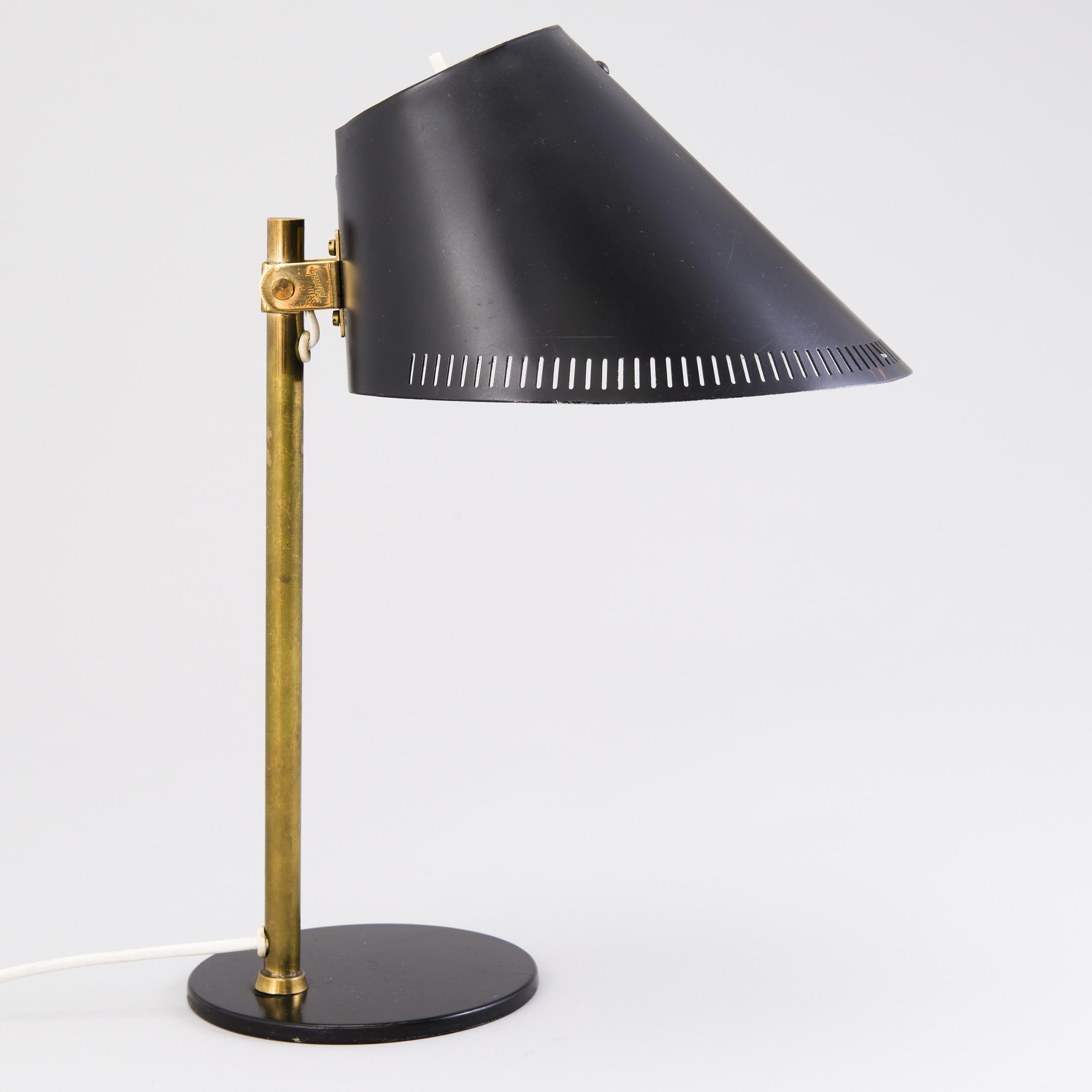 Mid-Century Modern Lampe de bureau noire et laiton 9227 Paavo Tynell des années 1950 en vente