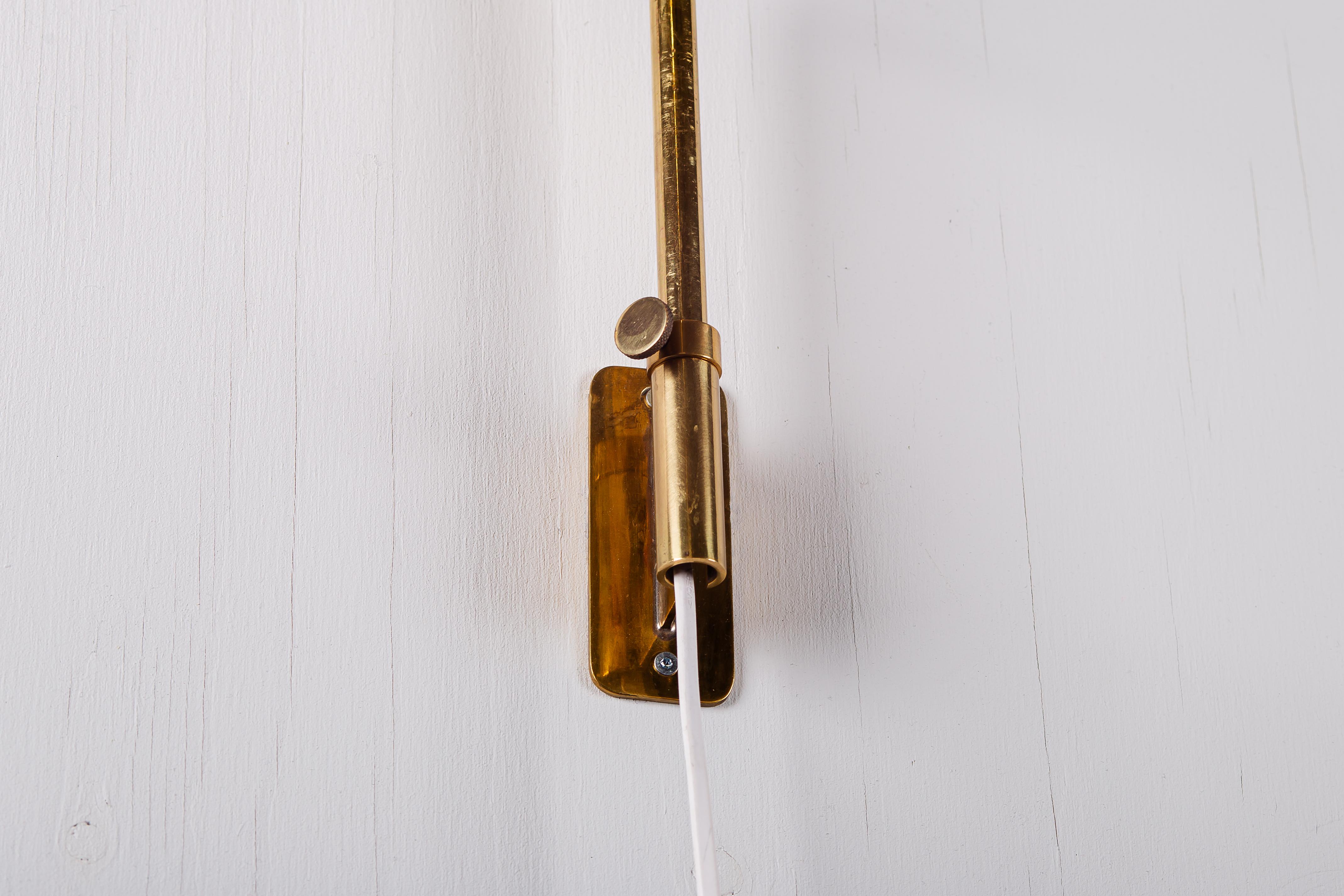 Paavo Tynell, par de apliques de pared de latón de los años 50, modelo 9414, para Taito Oy en venta 13