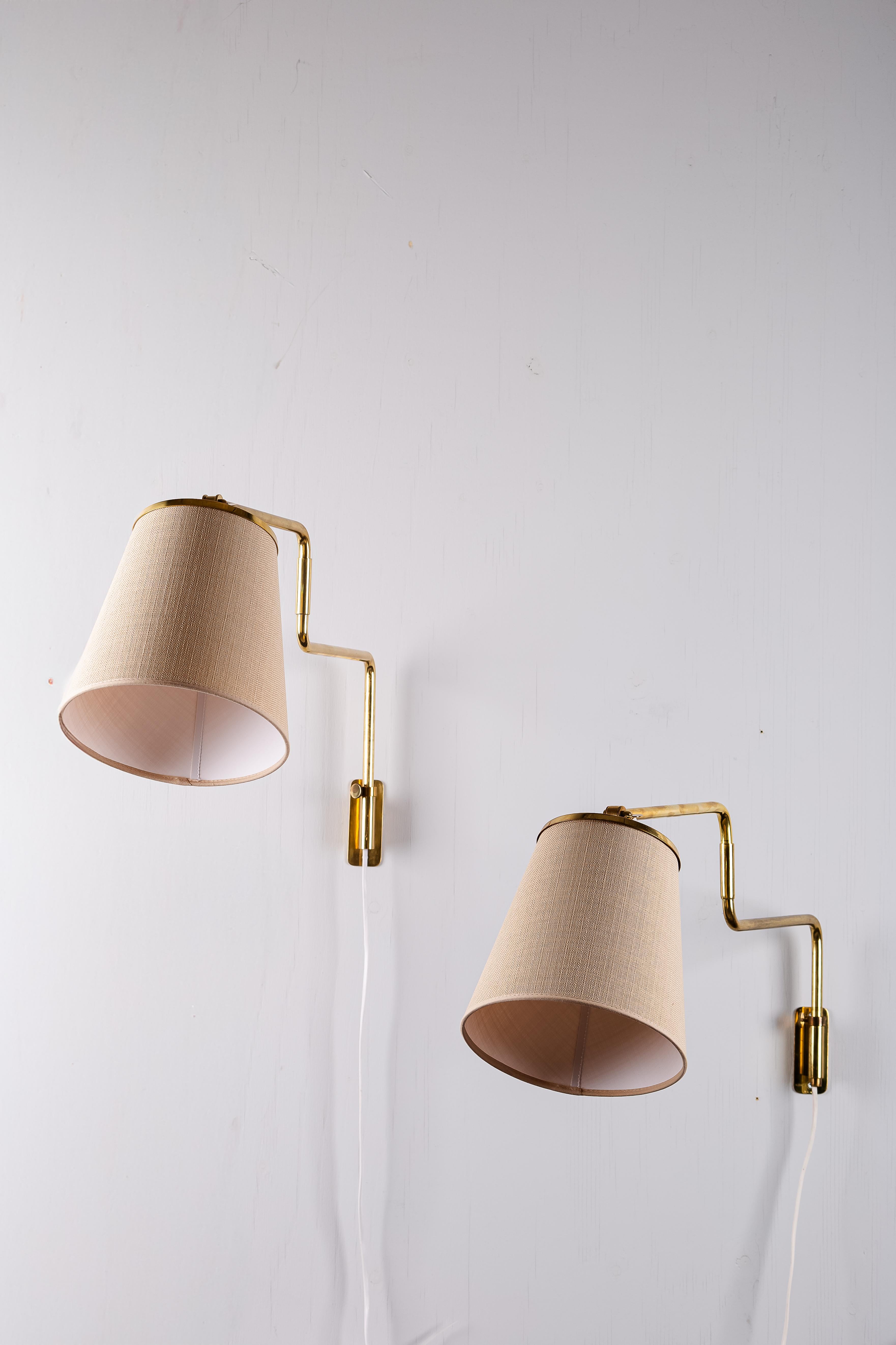 Paavo Tynell, par de apliques de pared de latón de los años 50, modelo 9414, para Taito Oy en Bueno estado para la venta en Turku, Varsinais-Suomi