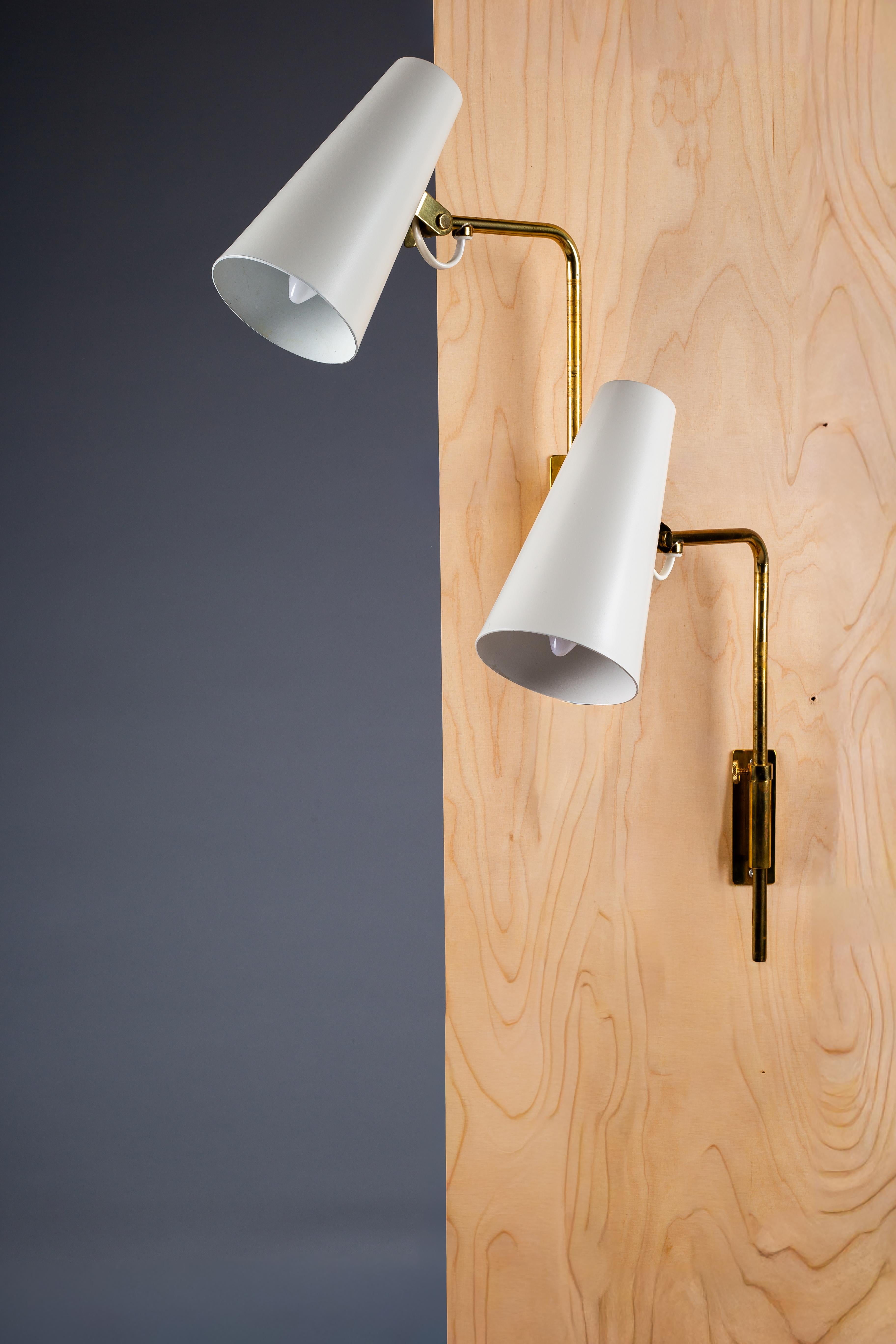 Eleganza senza tempo con la coppia di applique degli anni '50 di Paavo Tynell, modello 9459, realizzata per Idman Oy. Perfette per aggiungere un tocco di raffinatezza alla tua camera da letto o per creare un ambiente invitante dietro un divano,