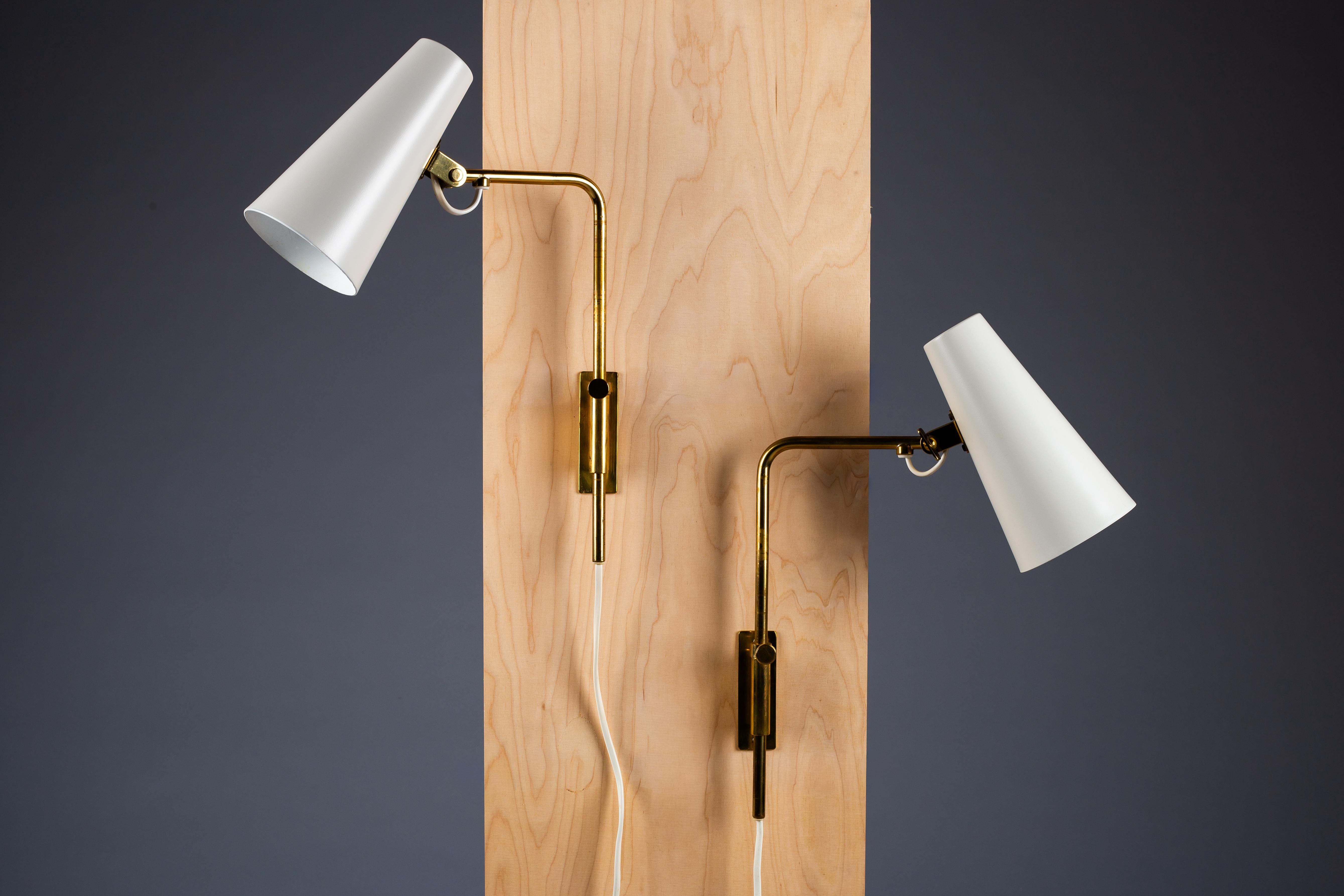 Mid-Century moderno Paavo Tynell, 1950s pair of wall sconces model 9459 for Idman Oy in vendita