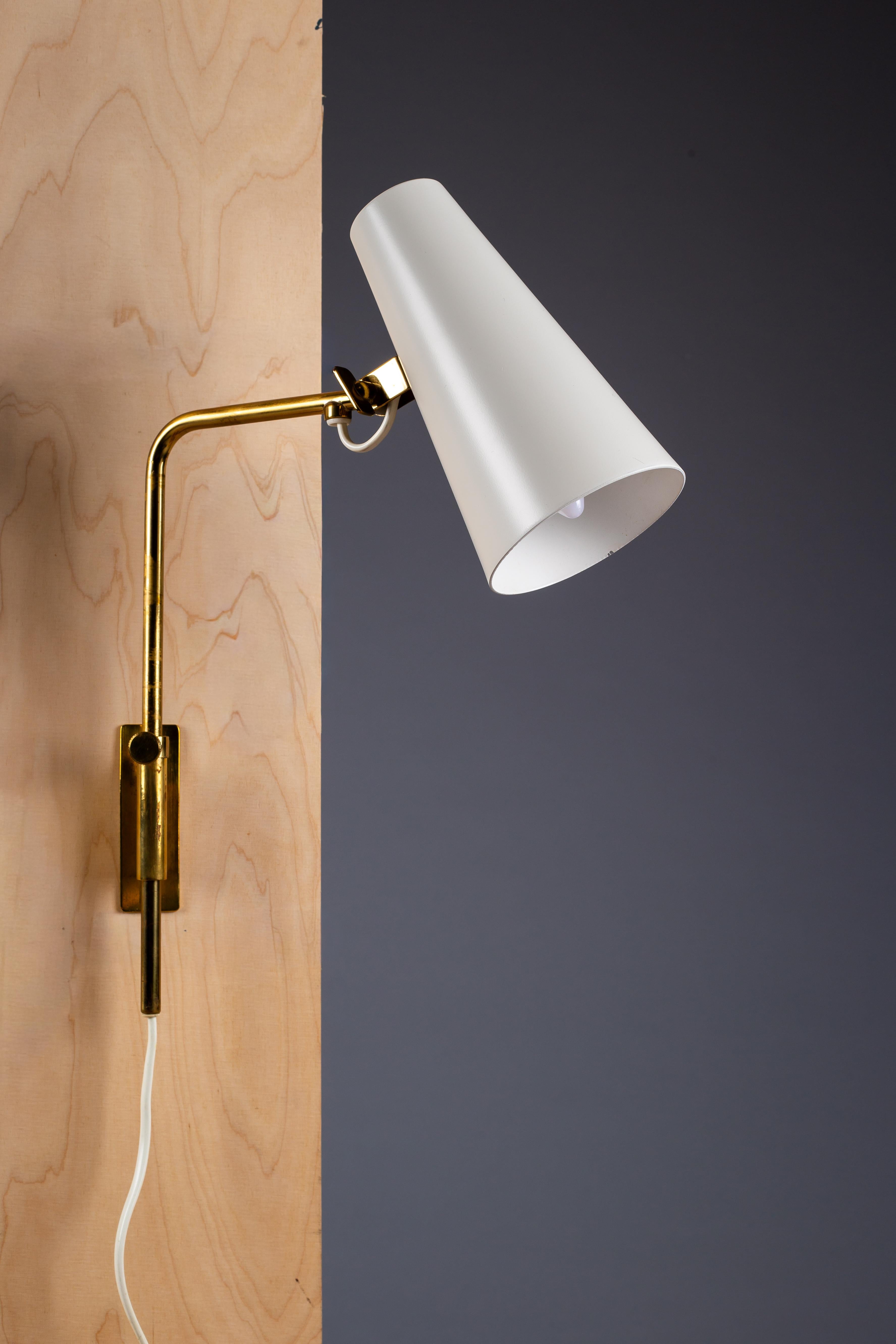 Finlandese Paavo Tynell, 1950s pair of wall sconces model 9459 for Idman Oy in vendita