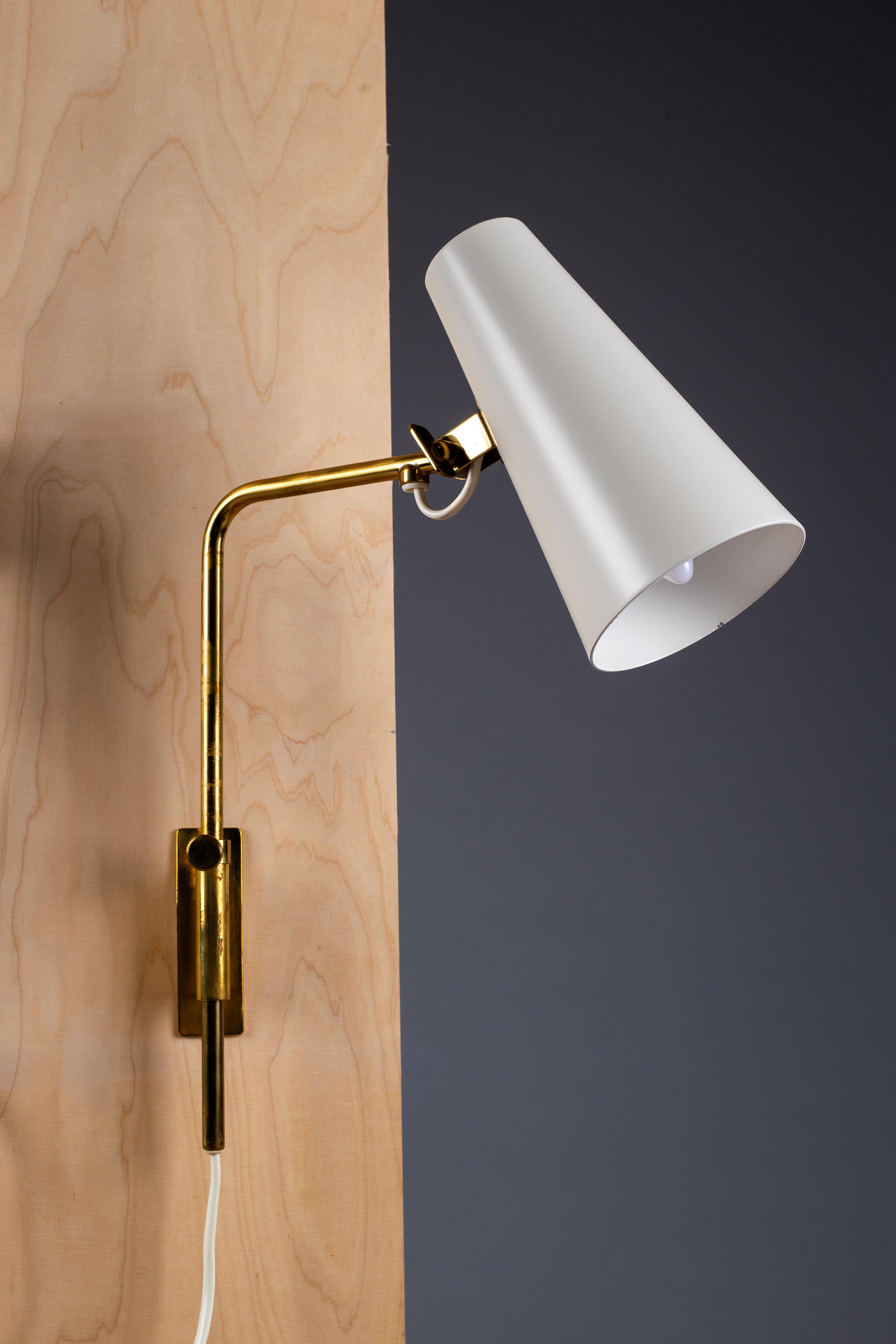 Dipinto Paavo Tynell, 1950s pair of wall sconces model 9459 for Idman Oy in vendita