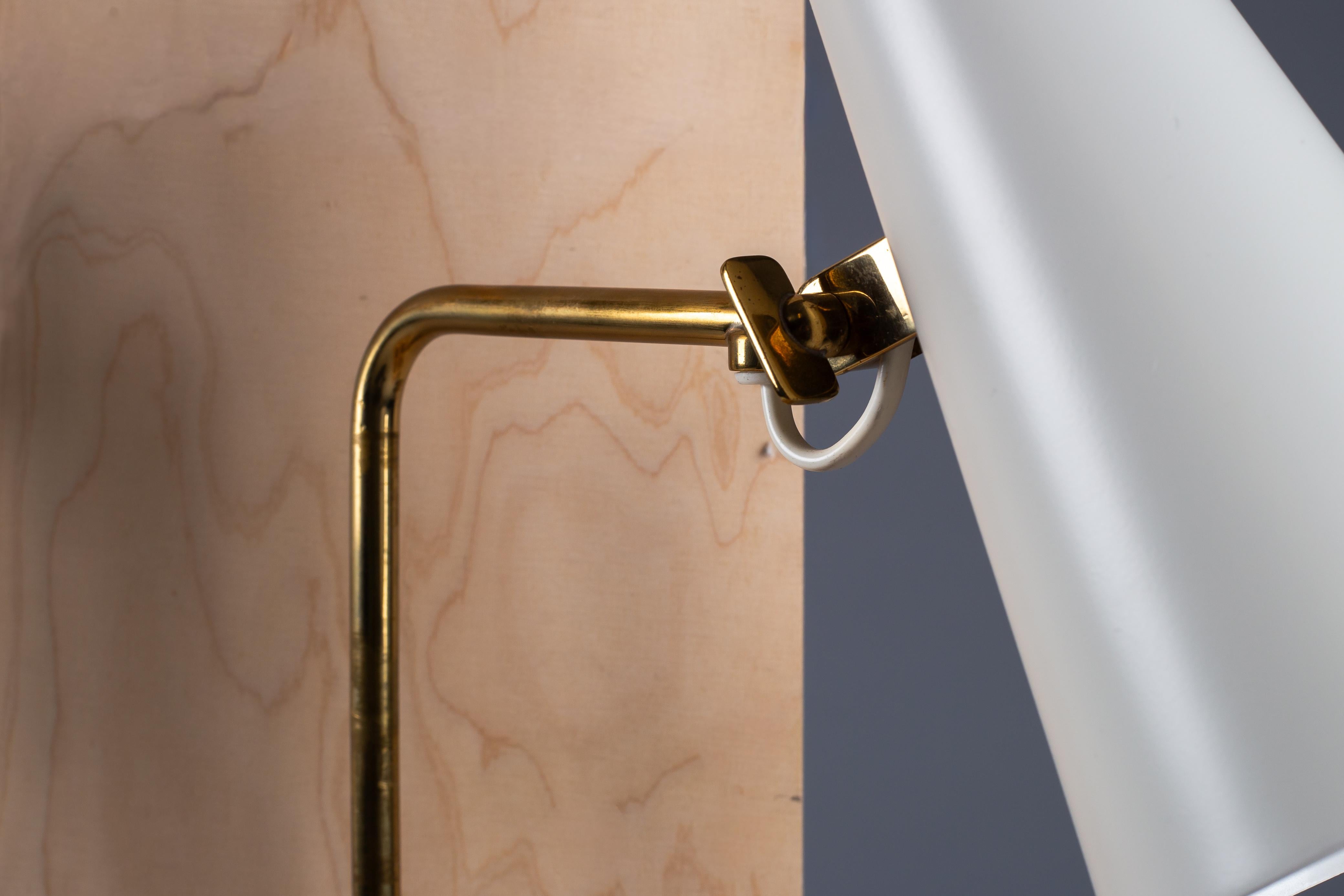 Paavo Tynell, 1950s pair of wall sconces model 9459 for Idman Oy In condizioni buone in vendita a Turku, Varsinais-Suomi