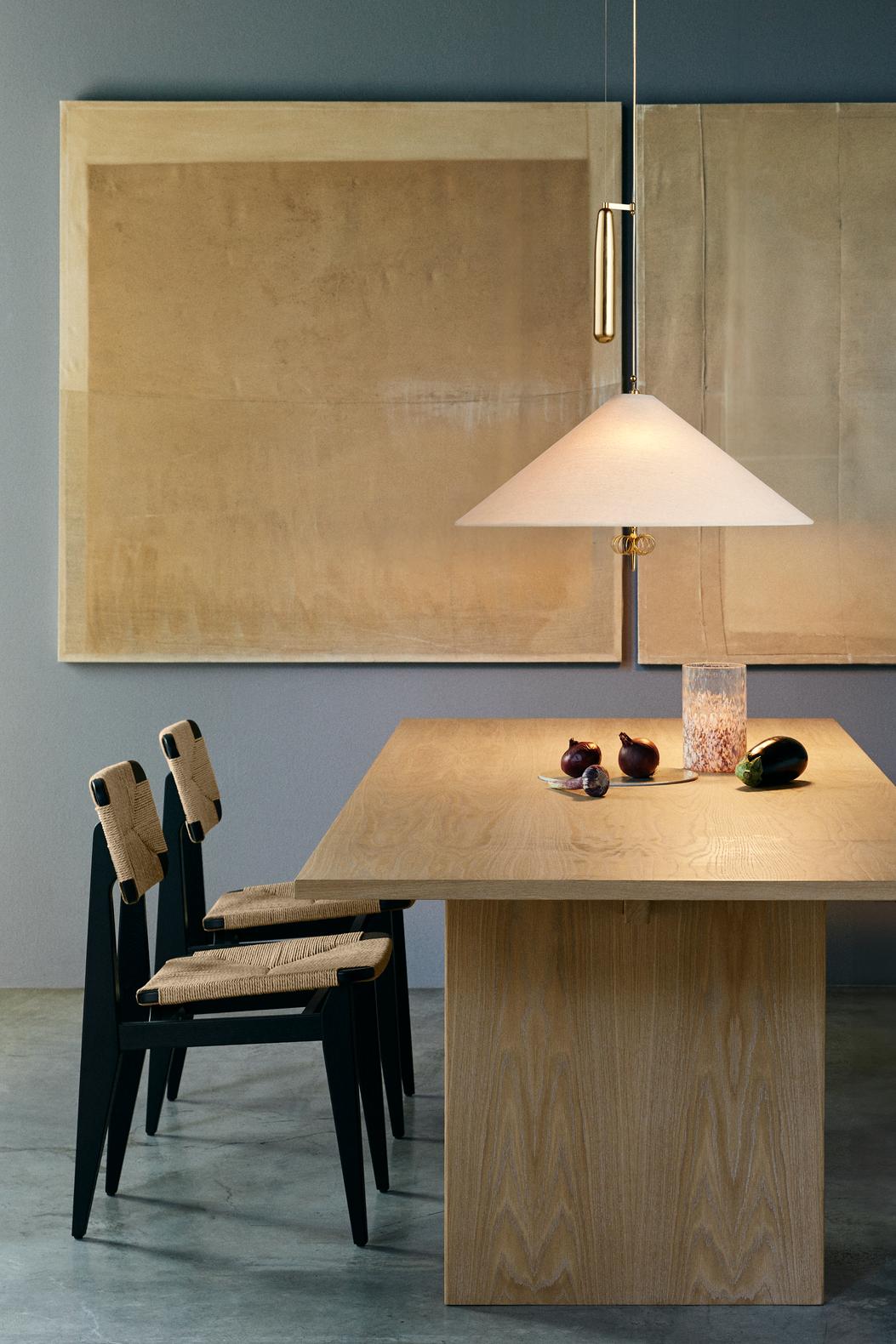 Lampada a sospensione a contrappeso '1967' di Paavo Tynell per Gubi.

Disegnata originariamente da Paavo Tynell e comprendente diverse varianti di un classico design di Tynell degli anni '50, questa famiglia di ciondoli classici amplia il linguaggio