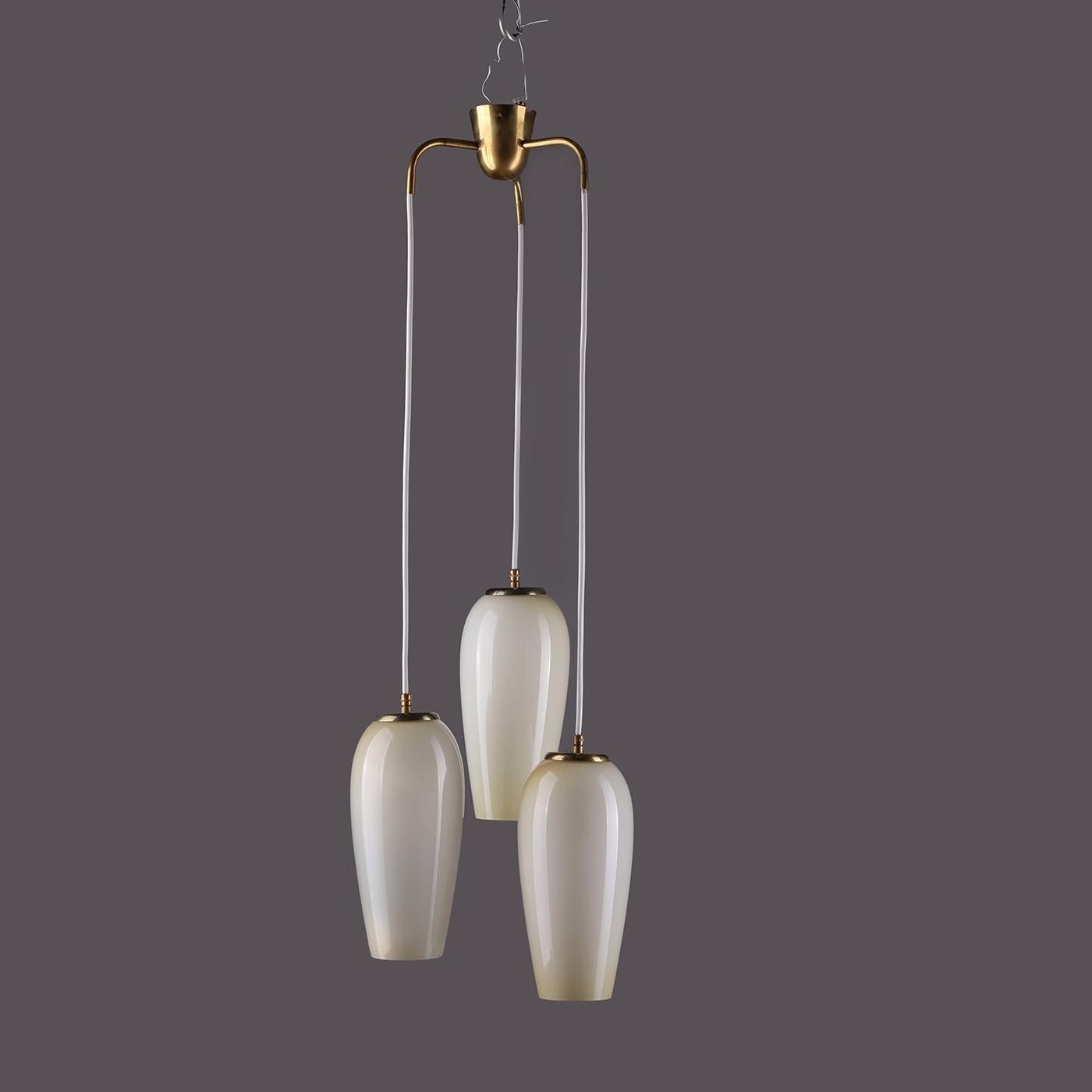 Rara lampada da soffitto a cascata a 3 bracci, disegnata da Paavo Tynell. Prodotto da Idman negli anni '40. Realizzato in ottone, paralumi in vetro opalino (ciascuno misura 29 cm di altezza e 13 cm di diametro). Impressione 