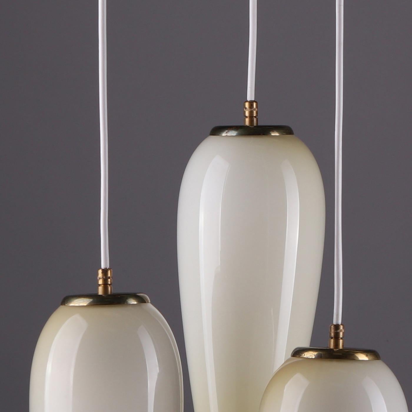 Scandinavo moderno Lampada da soffitto a 3 bracci di Paavo Tynell in ottone e vetro opalino, anni '40 in vendita