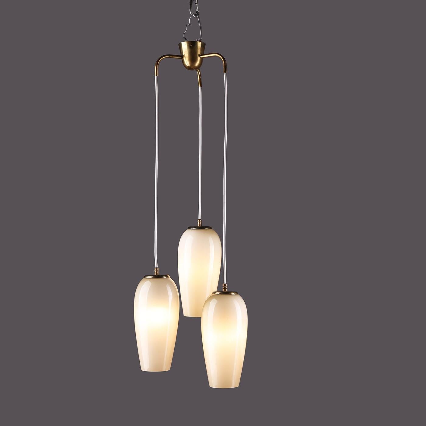 Finlandese Lampada da soffitto a 3 bracci di Paavo Tynell in ottone e vetro opalino, anni '40 in vendita