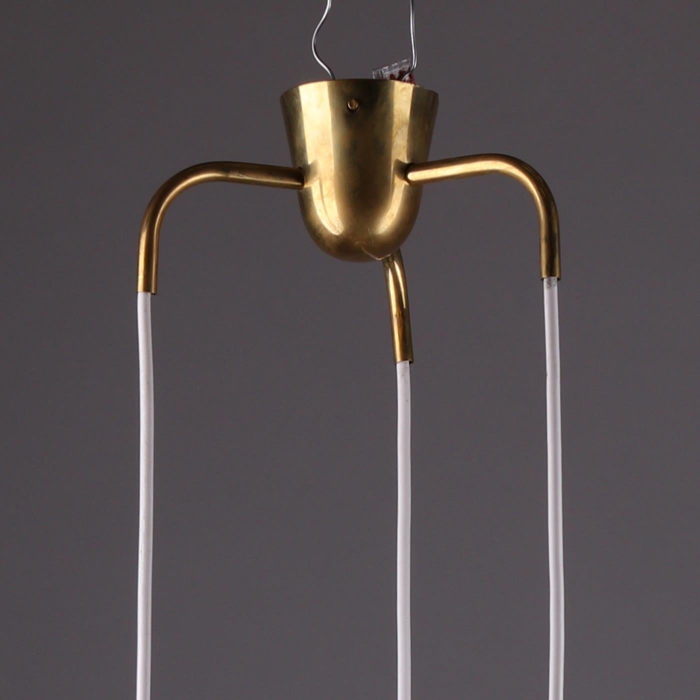 Lampada da soffitto a 3 bracci di Paavo Tynell in ottone e vetro opalino, anni '40 In condizioni buone in vendita a Prague, New Town