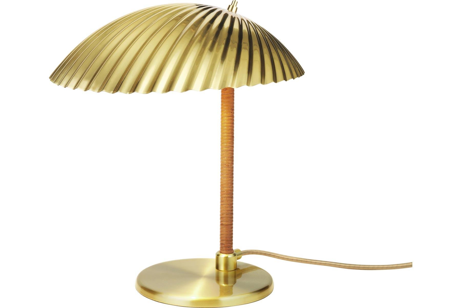 Le regard fantaisiste de Paavo Tynell sur la nature se retrouve avec grâce dans la lampe de table 5321, conçue par le designer finlandais en 1938. Sous l'abat-jour en laiton inspiré d'un coquillage, l'ampoule apparaît subtilement ; un détail