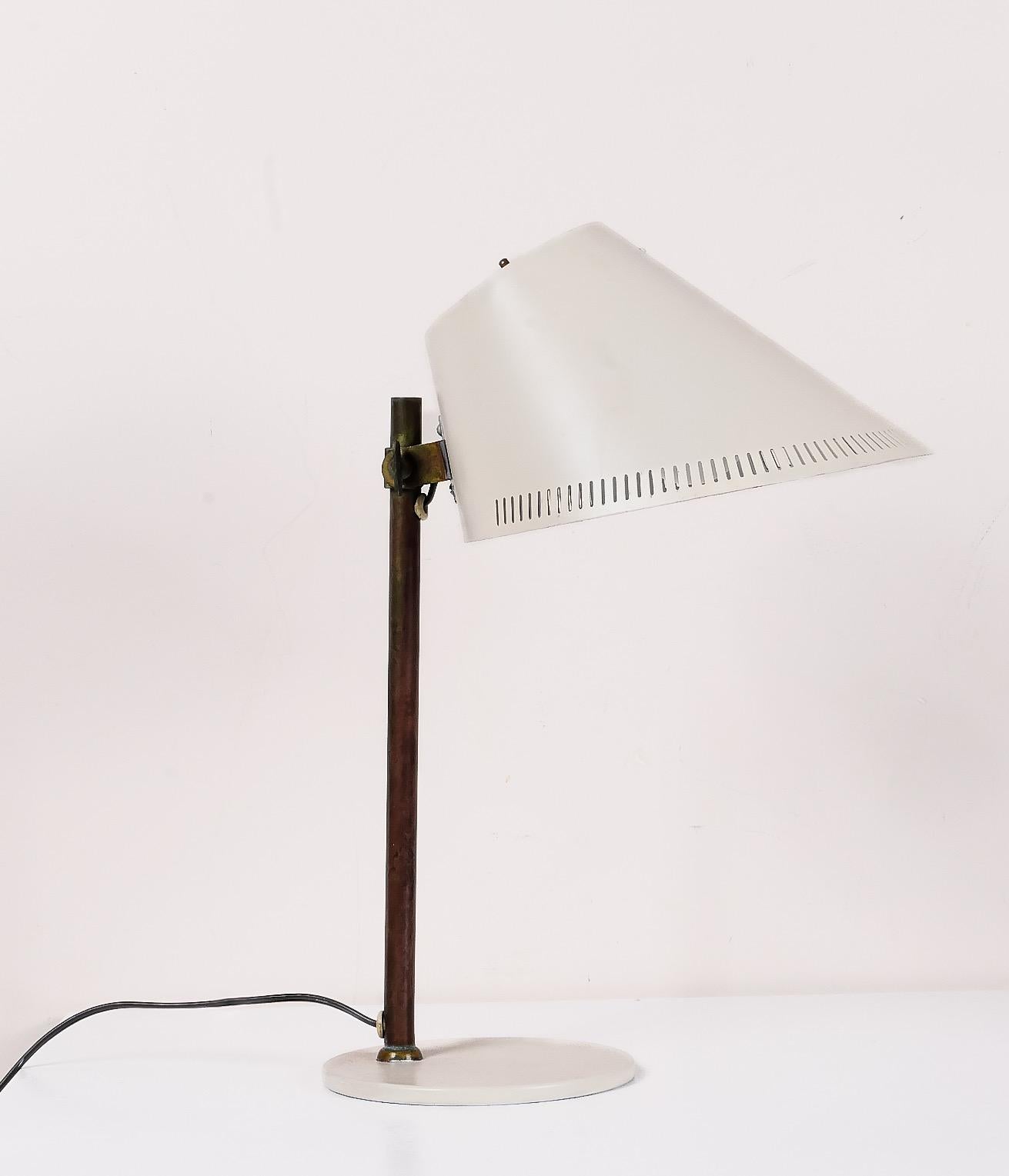 Nice example task lamp model 9227 by Paavo Tynell. Lacquered perforated metal shade pivoting on a wonderfully patinated brass stem with lacquered cast iron base. Finland 1950s. Great vintage condition 