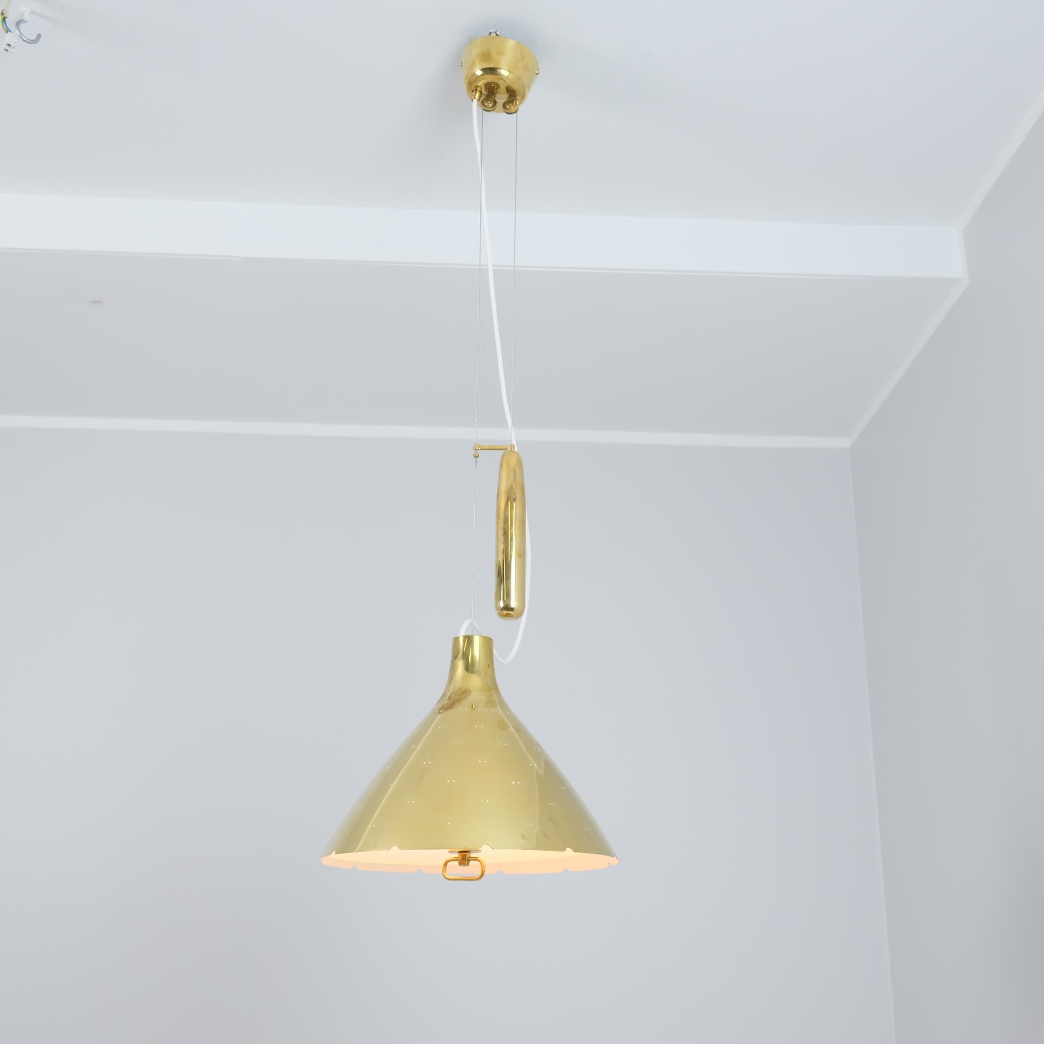 The counterweight lamp models showcase Tynell's genius as a lamp designer. This feature makes these lamps suitable for all kinds of rooms with different ceiling heights as the height can be easily adjusted. This model is a bit rarer than the A1965