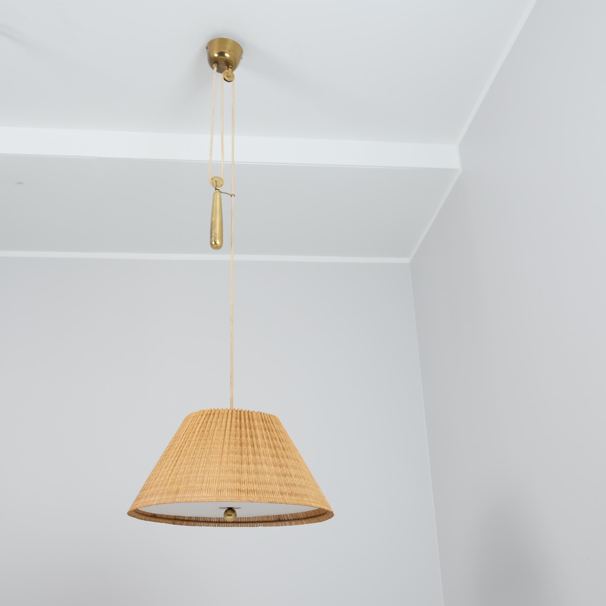 Scandinavo moderno Lampada da soffitto regolabile Paavo Tynell Model 1968 in rattan, Taito 1950s in vendita