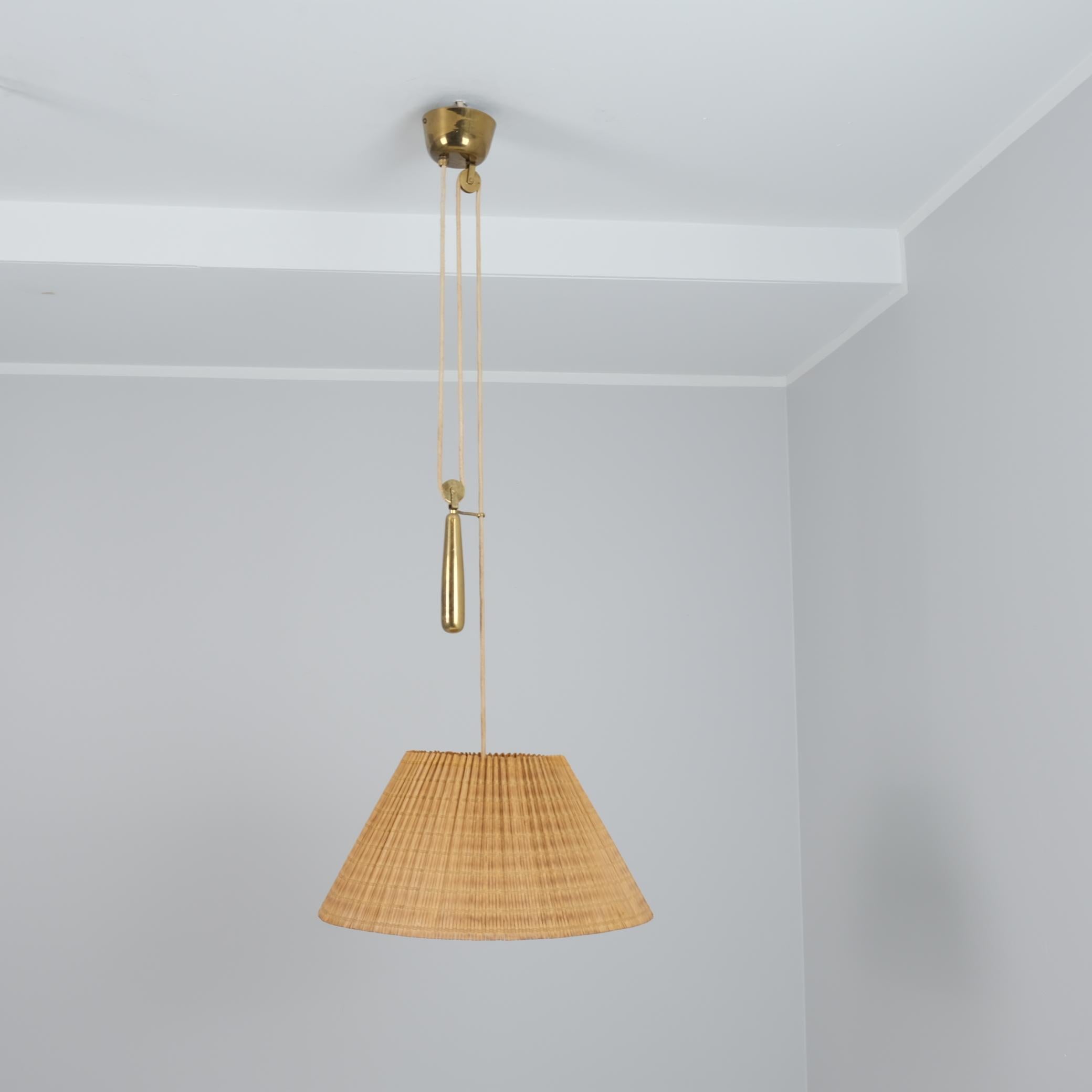 Finlandese Lampada da soffitto regolabile Paavo Tynell Model 1968 in rattan, Taito 1950s in vendita