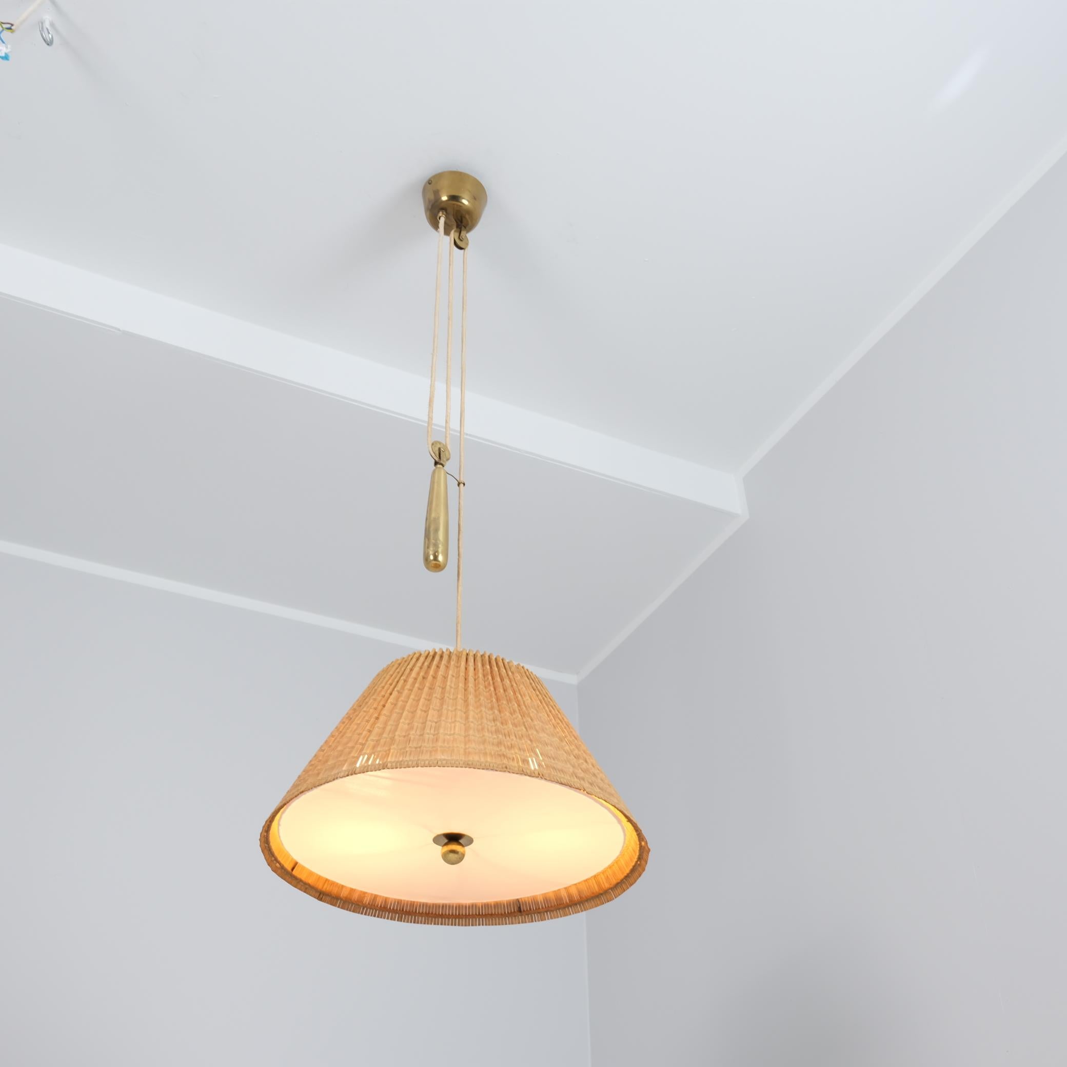Lampada da soffitto regolabile Paavo Tynell Model 1968 in rattan, Taito 1950s In condizioni buone in vendita a Helsinki, FI