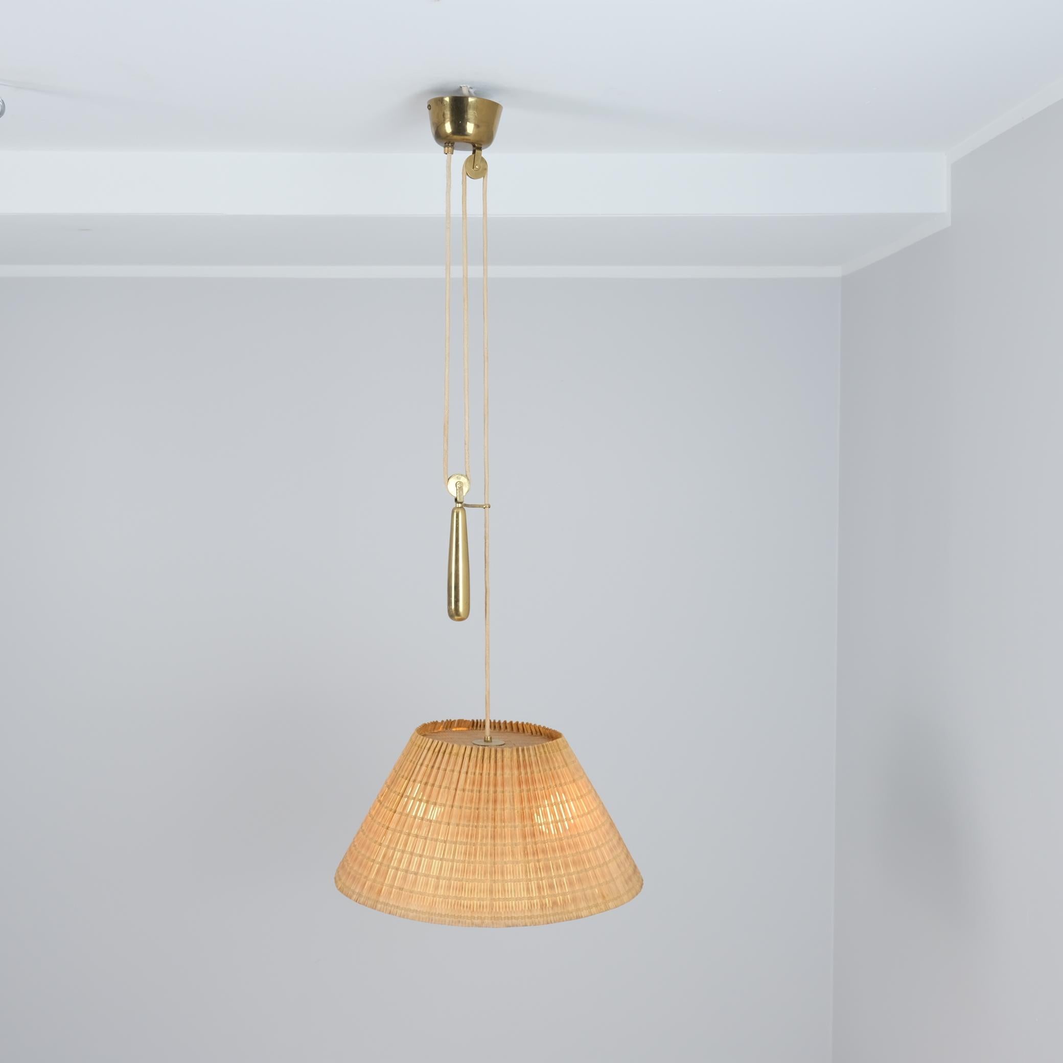 Metà XX secolo Lampada da soffitto regolabile Paavo Tynell Model 1968 in rattan, Taito 1950s in vendita