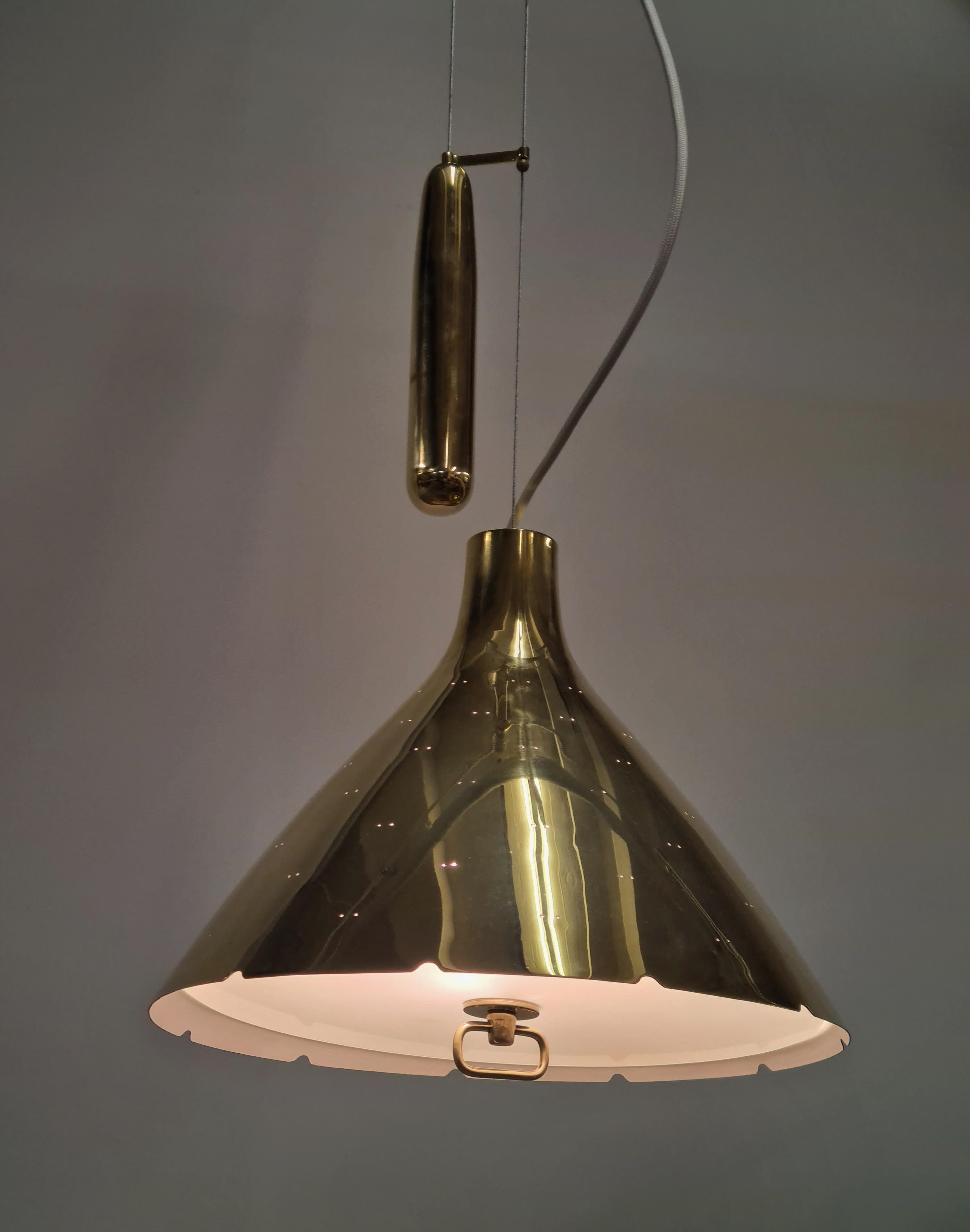 Lampada da soffitto regolabile Paavo Tynell A1982MS, Ottone pieno traforato, Idman 1950s in vendita 7