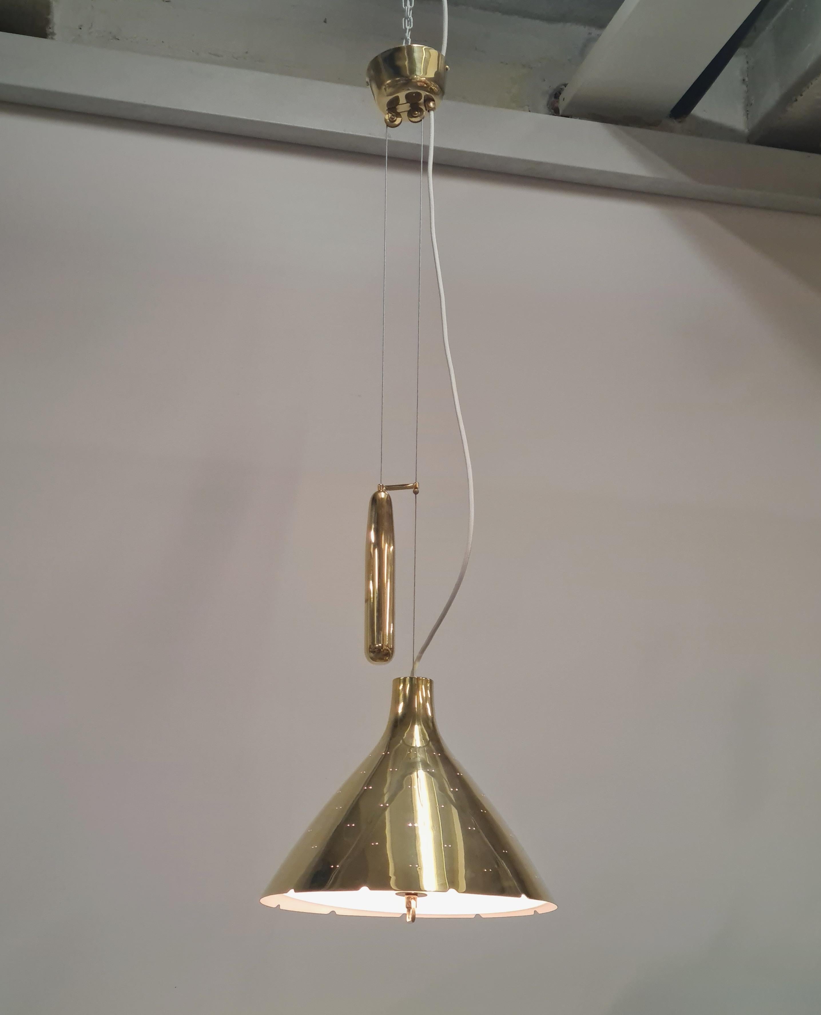 I modelli di lampade a contrappeso dimostrano il genio di Tynell come designer di lampade. Questa caratteristica rende queste lampade adatte a tutti i tipi di stanze con soffitti di diverse altezze, poiché l'altezza può essere facilmente regolata.