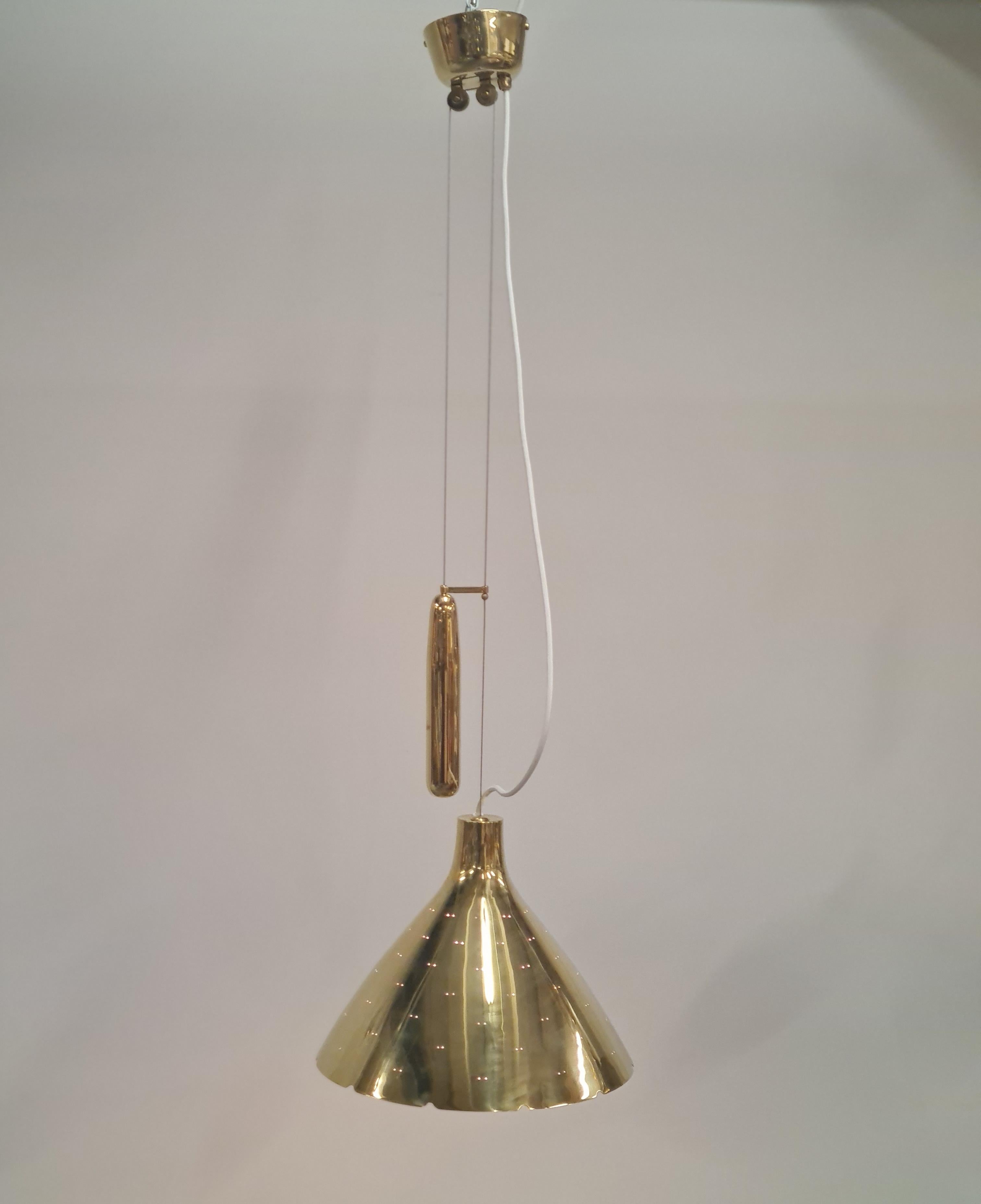 Scandinavo moderno Lampada da soffitto regolabile Paavo Tynell A1982MS, Ottone pieno traforato, Idman 1950s in vendita