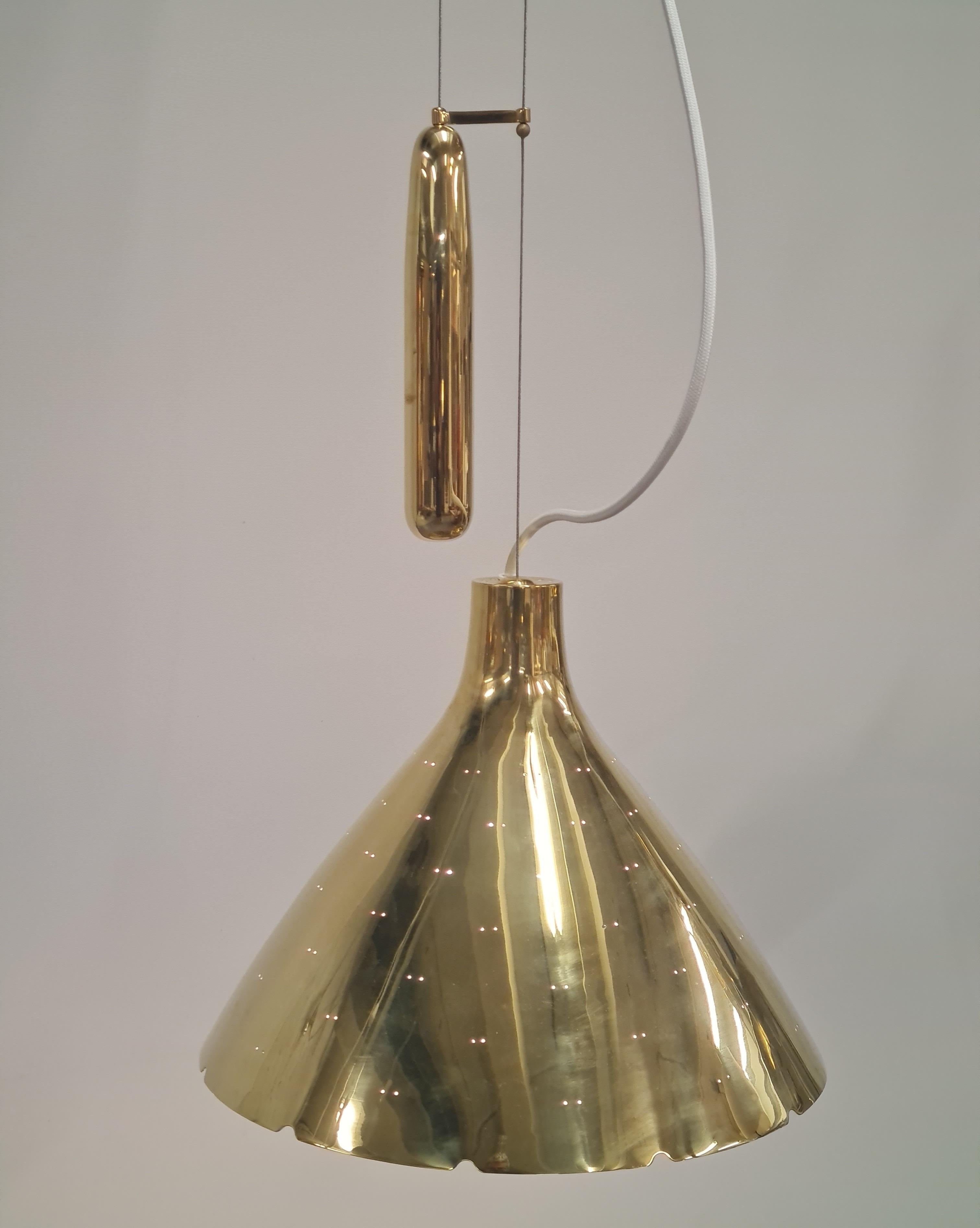 Finlandese Lampada da soffitto regolabile Paavo Tynell A1982MS, Ottone pieno traforato, Idman 1950s in vendita