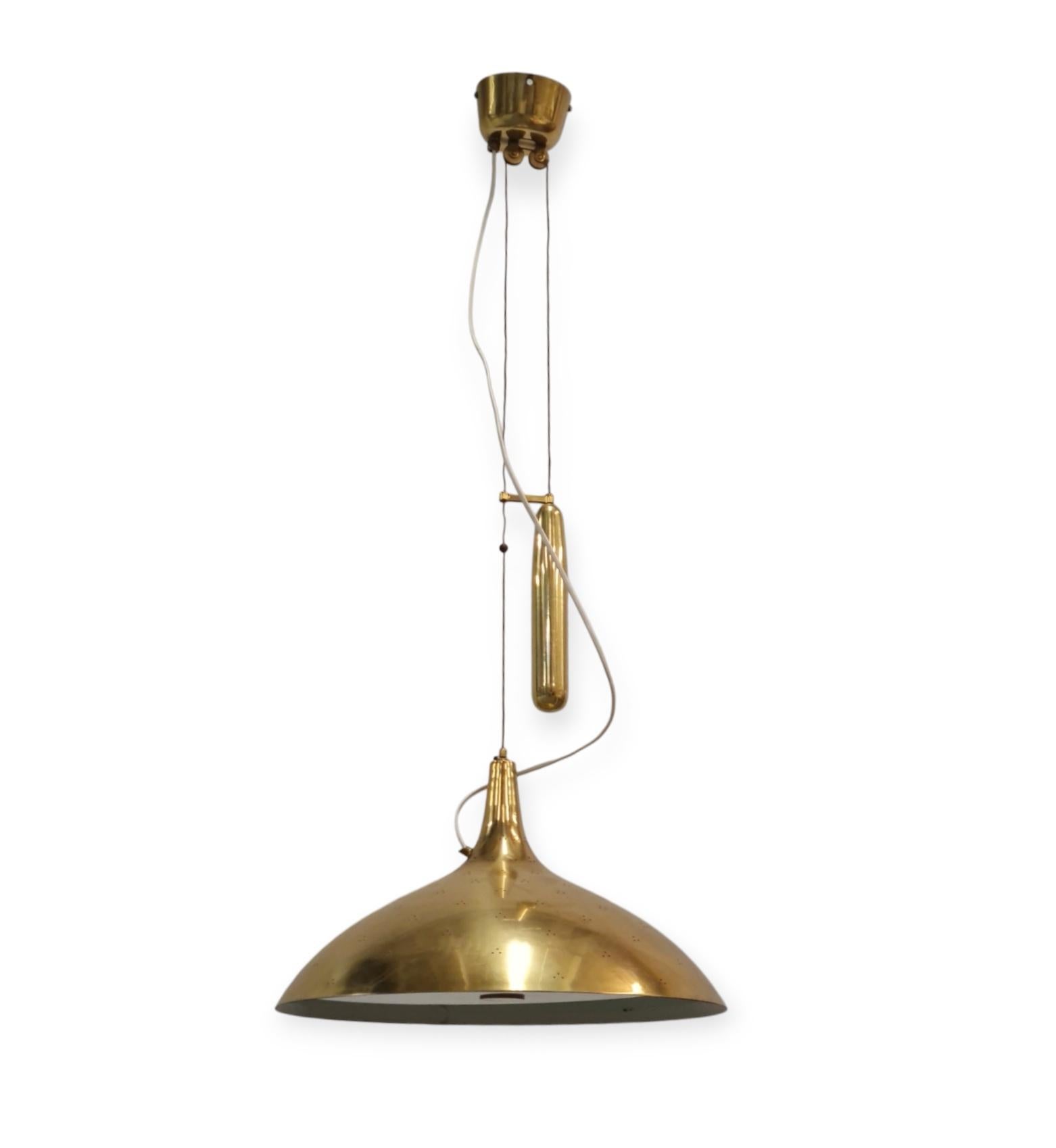 Lampada da soffitto regolabile Paavo Tynell Modello A1965 in ottone traforato Taito 1950s in vendita 5