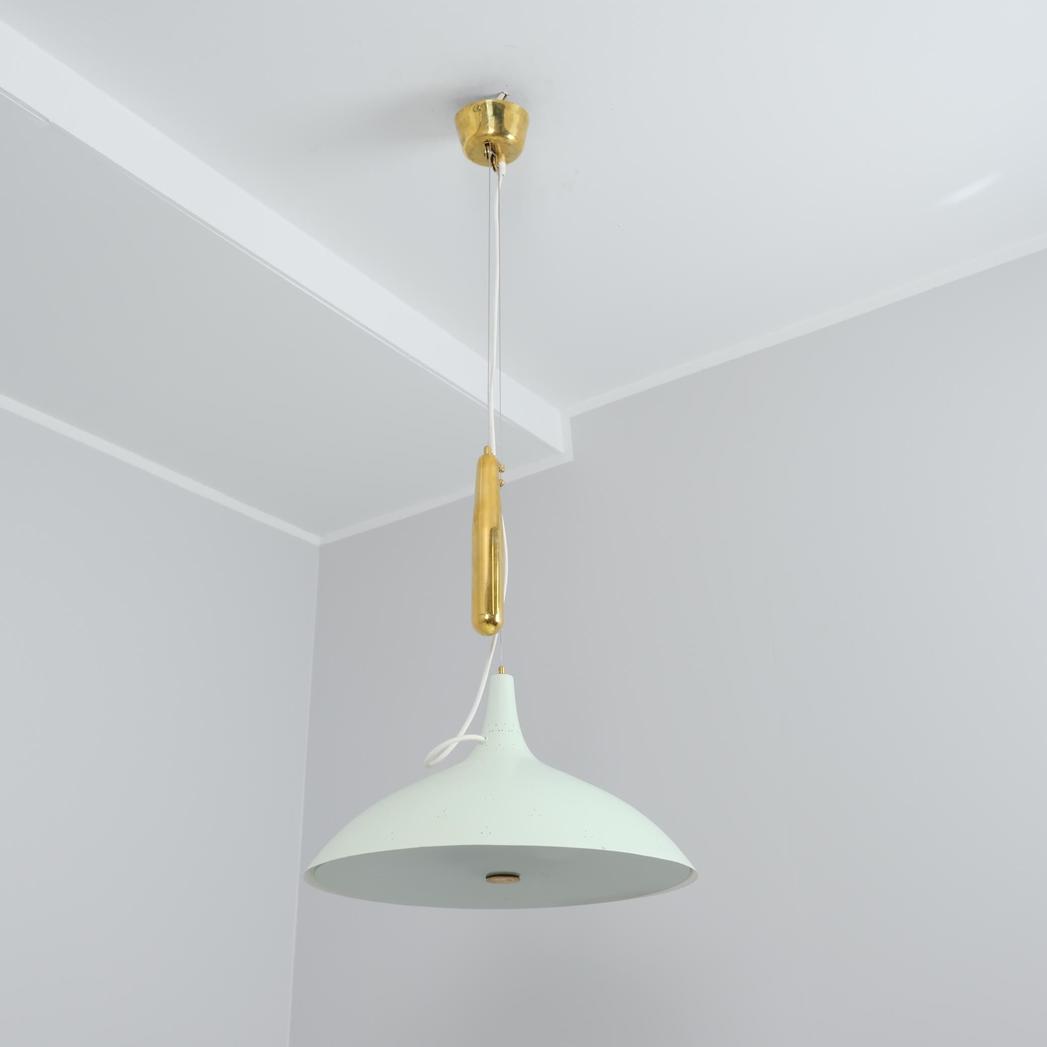 I modelli di lampade a contrappeso mostrano il genio di Tynell come designer di lampade. Il modello è dotato di un contrappeso che permette di spostare il paralume verso l'alto e verso il basso in base allo spazio e all'utilizzo. La parte in metallo