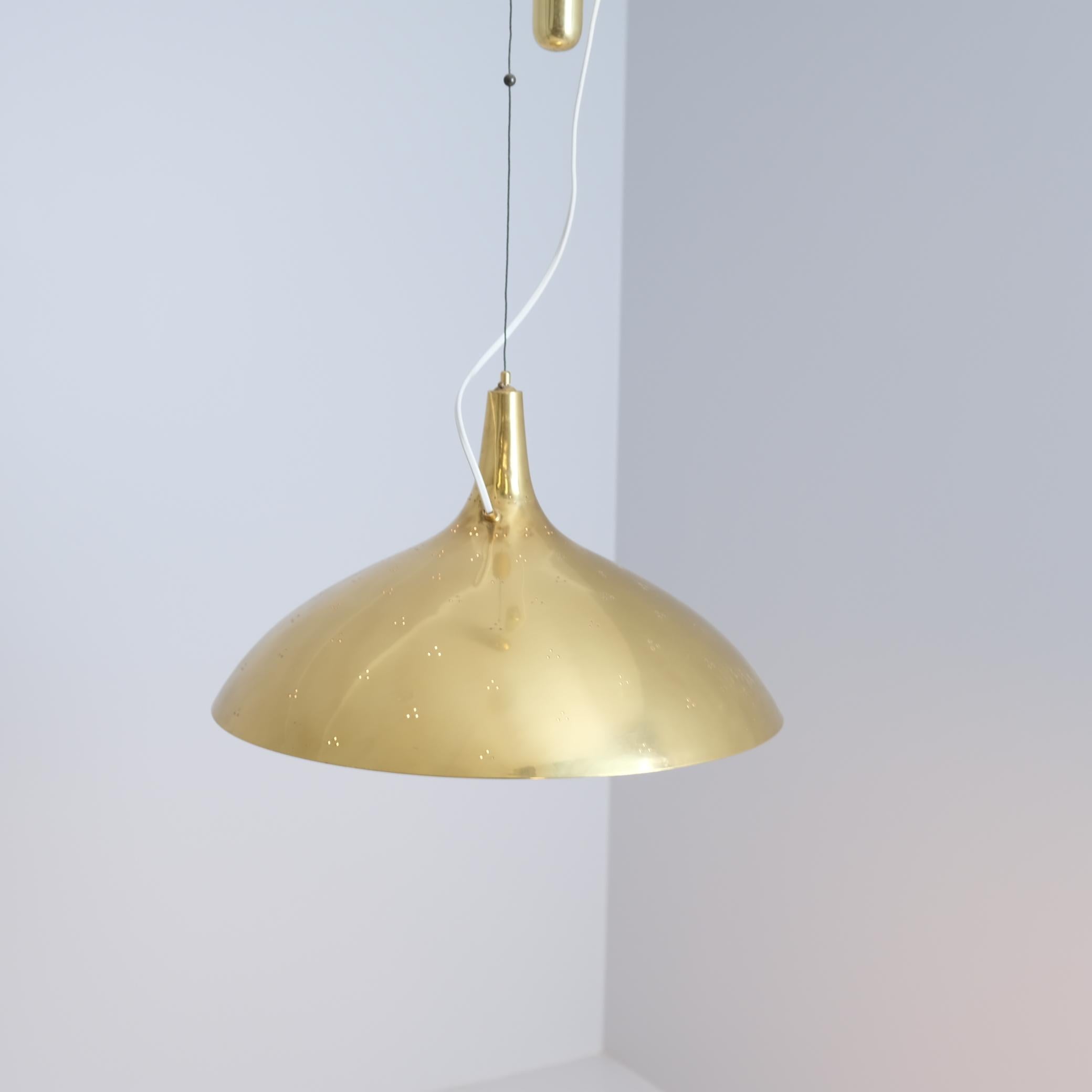 Lampada da soffitto regolabile Paavo Tynell Modello A1965 in ottone traforato Taito 1950s in vendita 3