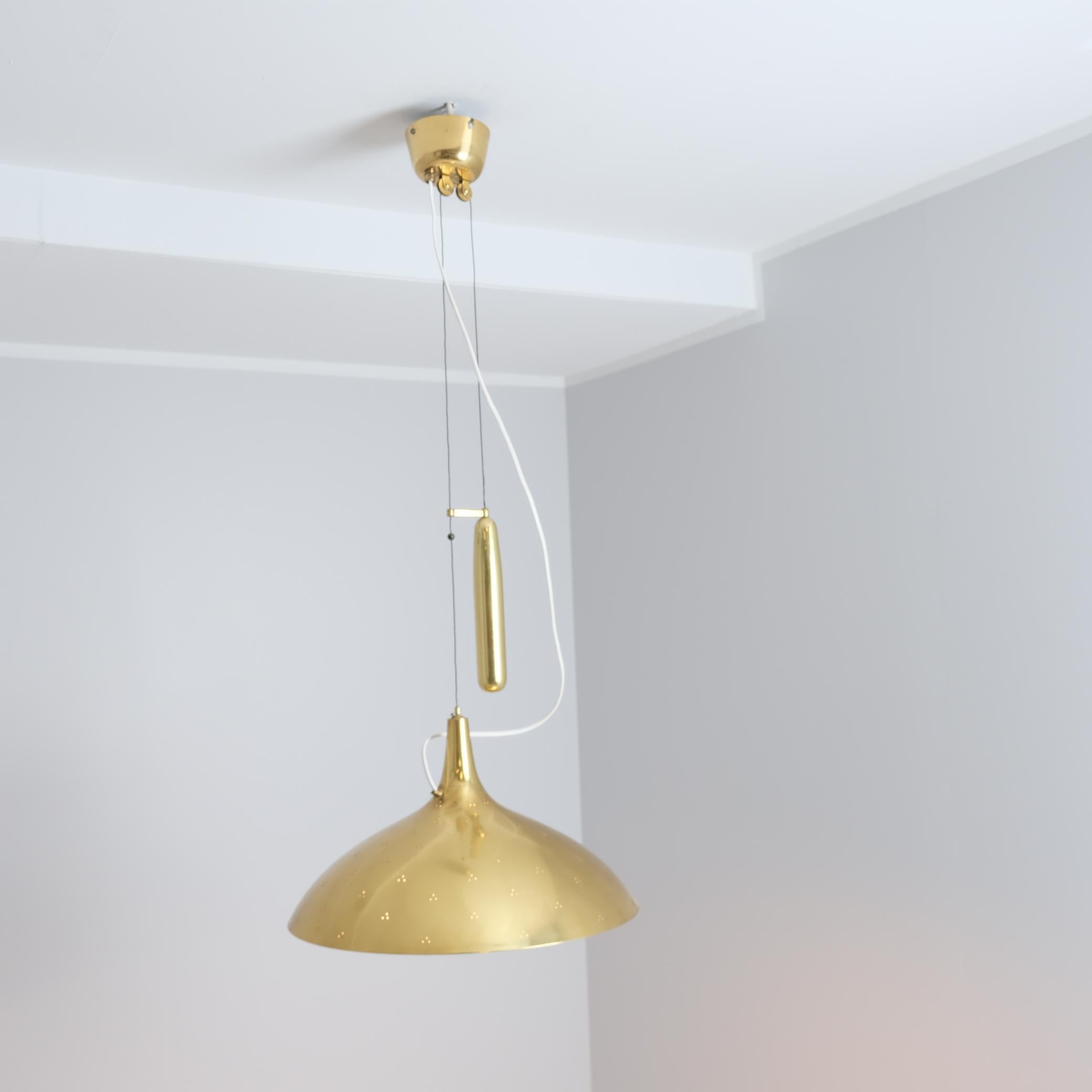 Lampada da soffitto regolabile Paavo Tynell Modello A1965 in ottone traforato Taito 1950s in vendita 4